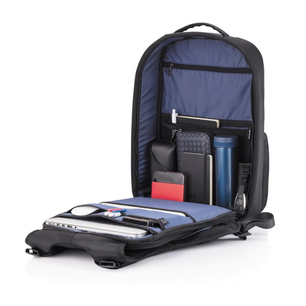 Otwarty czarny plecak z laptopem, telefonem, niebieską butelką i kluczami w środku.