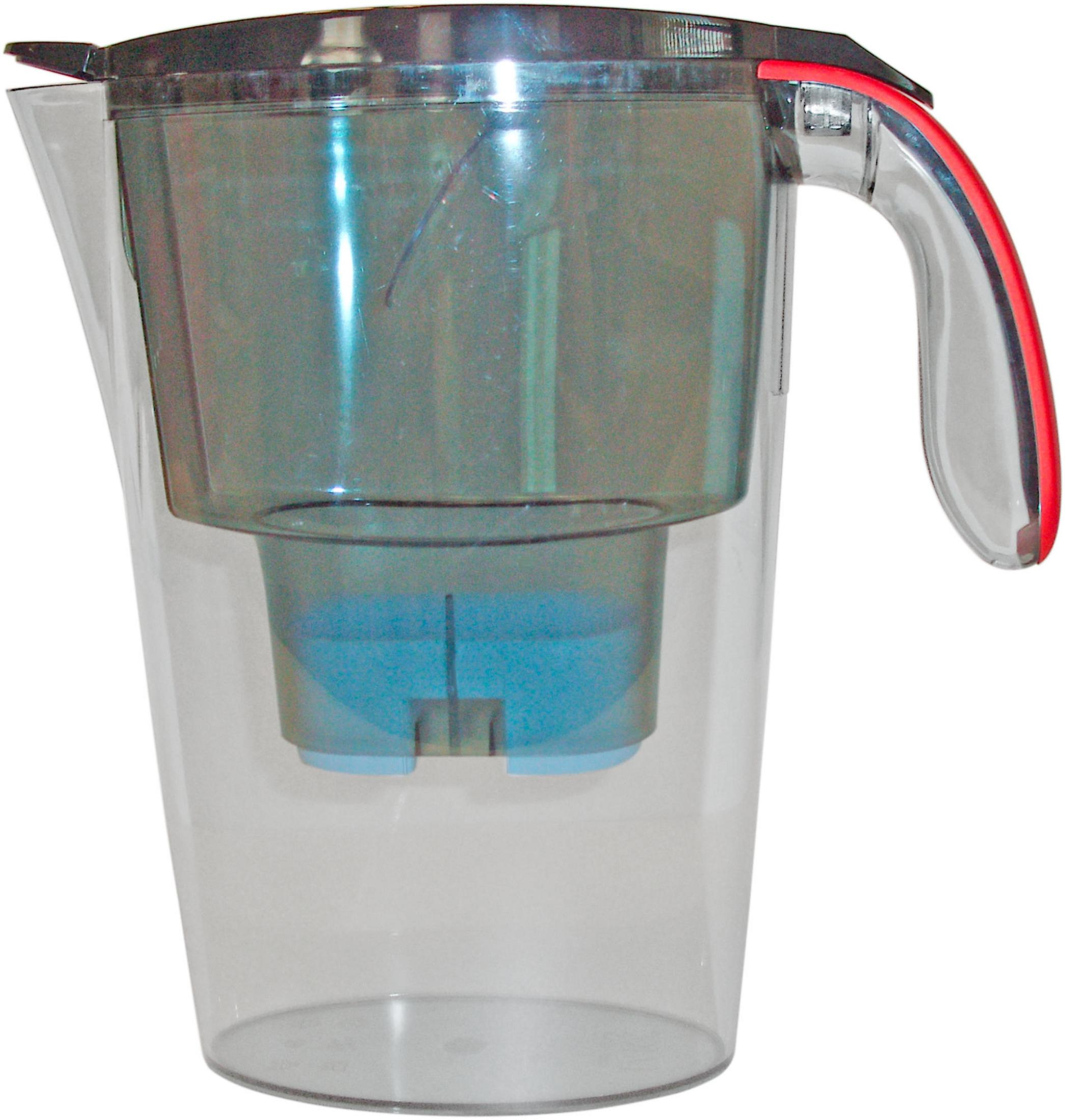 Una caraffa filtrante trasparente con acqua blu nel filtro.