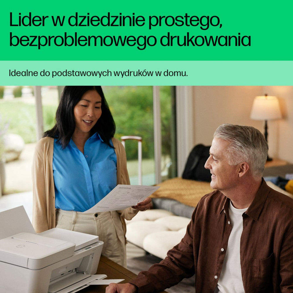 Kobieta i mężczyzna stoją przy stole z drukarką. Trzymają dokument.