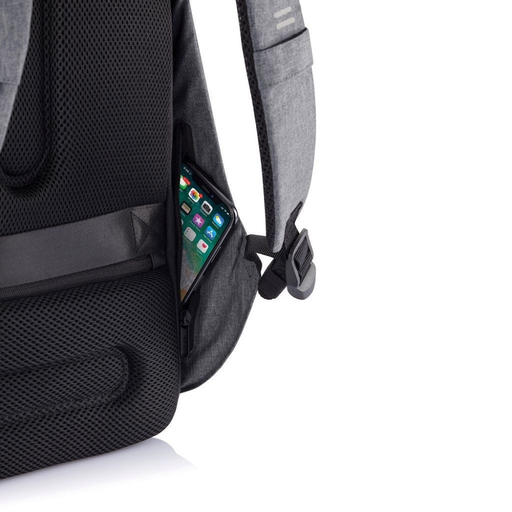 Smartfon znajduje się w bocznej kieszeni plecaka z czarnym siatkowym tyłem.