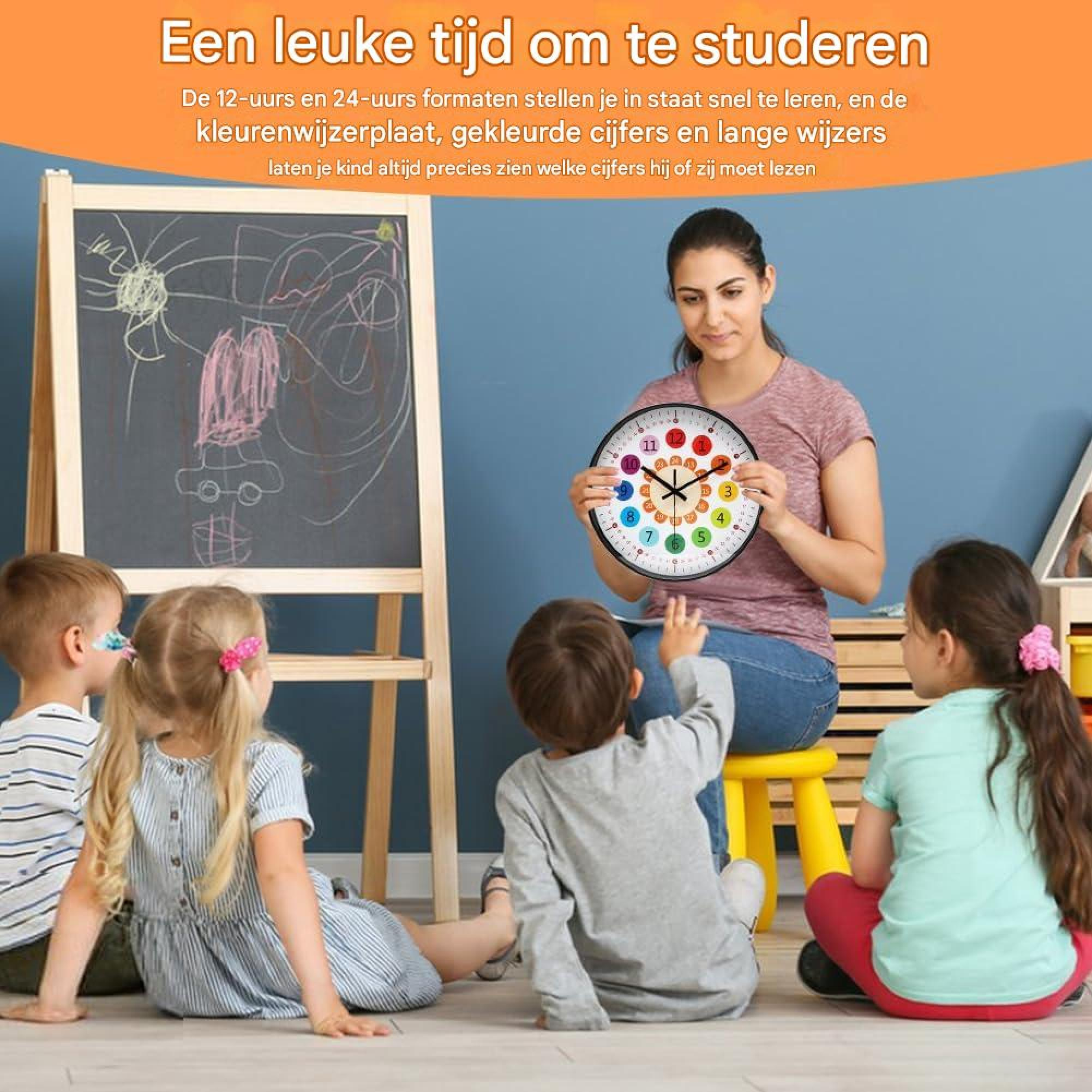 Lehrerin erklärt Kindern eine bunte Uhr vor einer Tafel mit Kreidezeichnungen.