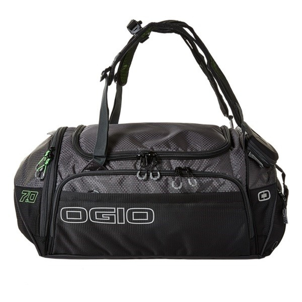 Szara i czarna torba sportowa z logo "OGIO" i zielonymi akcentami.