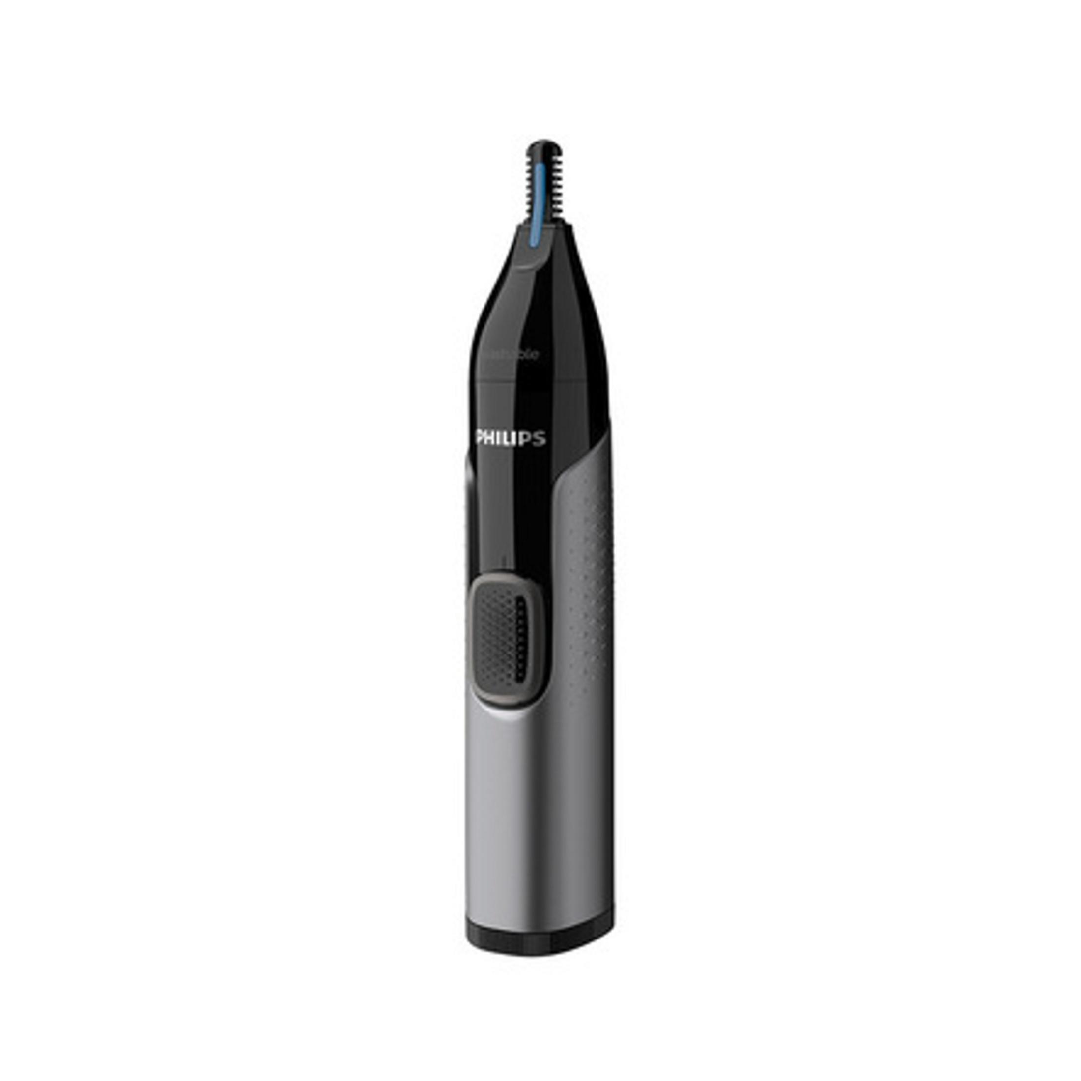 Un recortador de vello nasal Philips negro y plateado con agarre y interruptor grises.