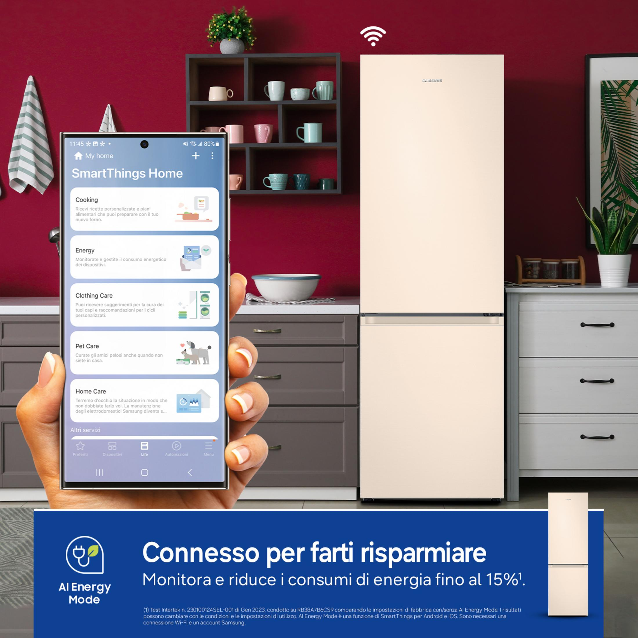 Uno smartphone mostra l'app SmartThings accanto a un frigorifero color crema.