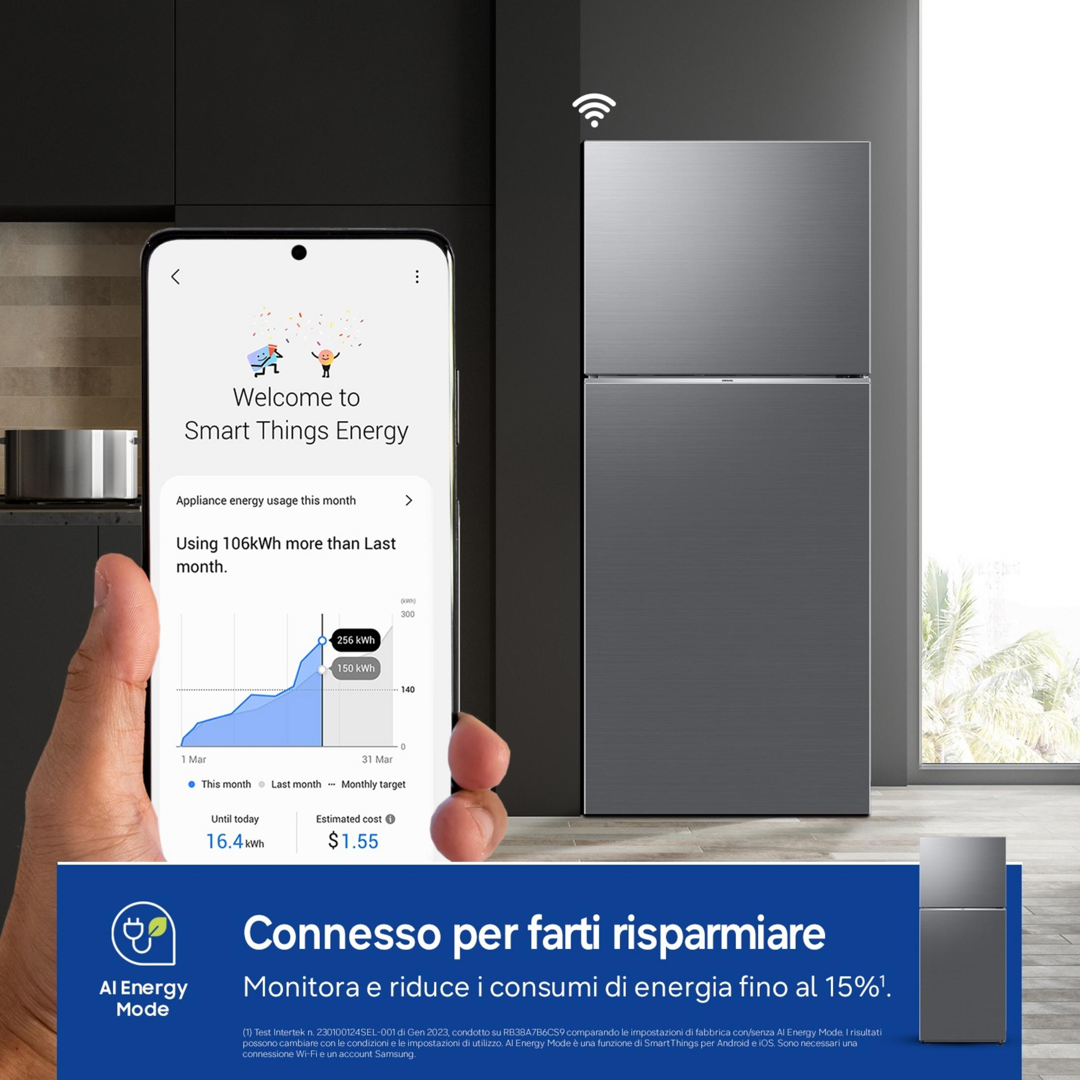 Uno smartphone mostra l'app Smart Things Energy, accanto un frigorifero.
