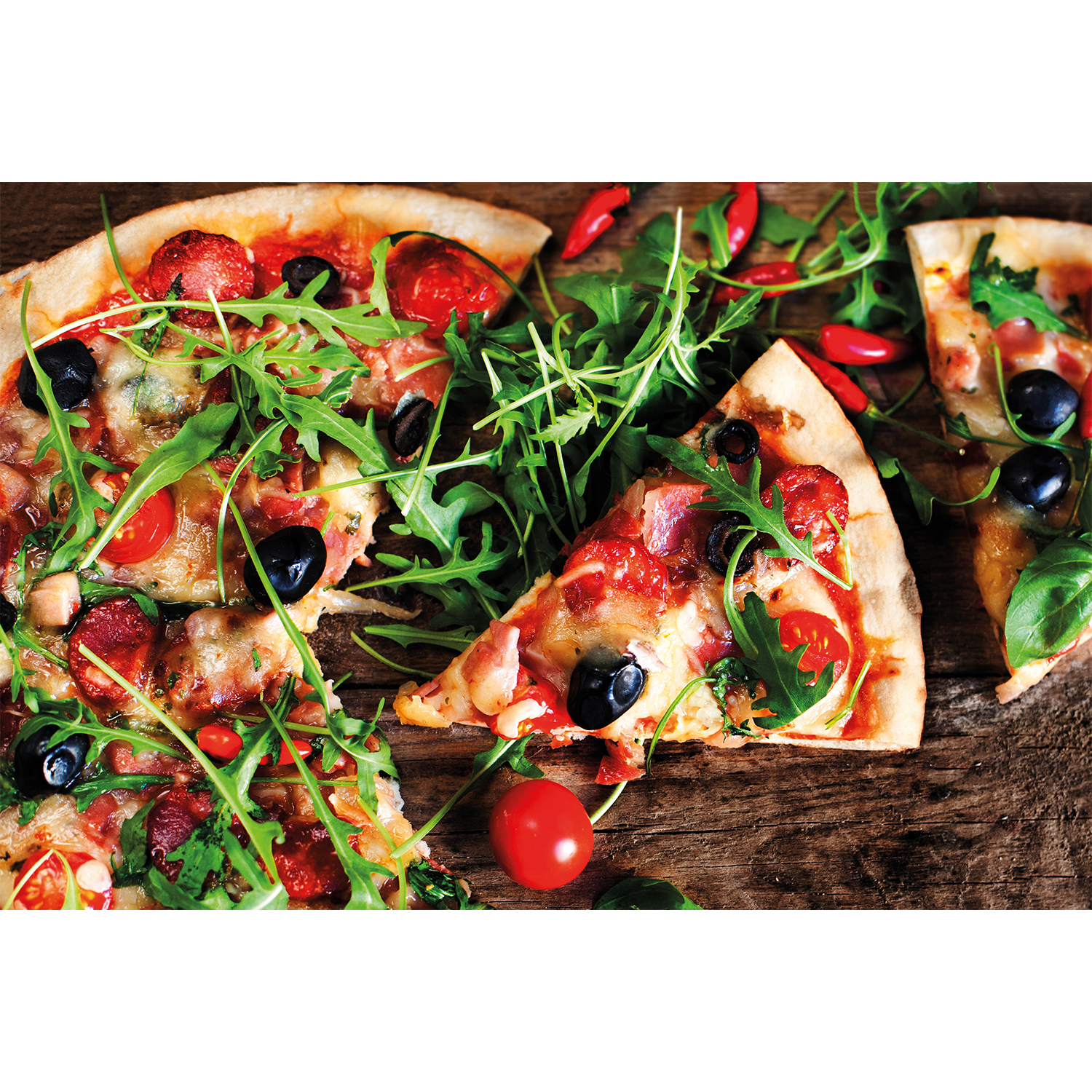Pizza con rucola, olive, pomodori e peperoncino su legno.