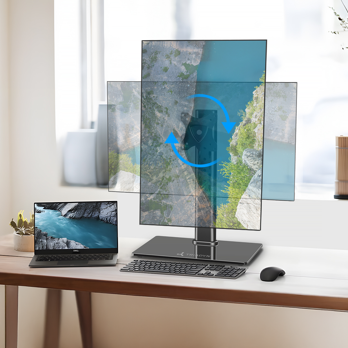 Laptop, klawiatura, mysz i stojak na monitory na biurku.