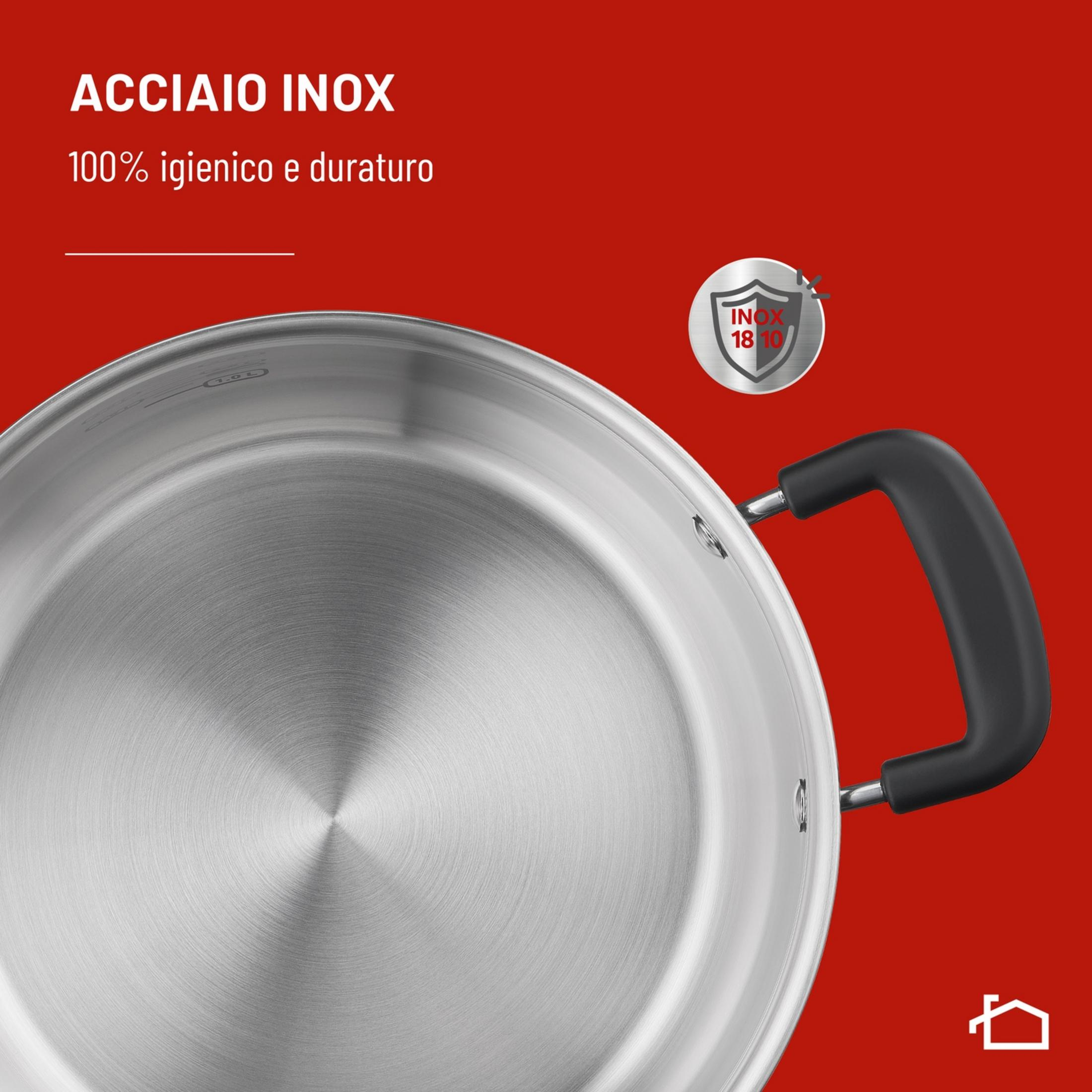 Pentola in acciaio inox con manico nero e logo scudo, sfondo rosso.
