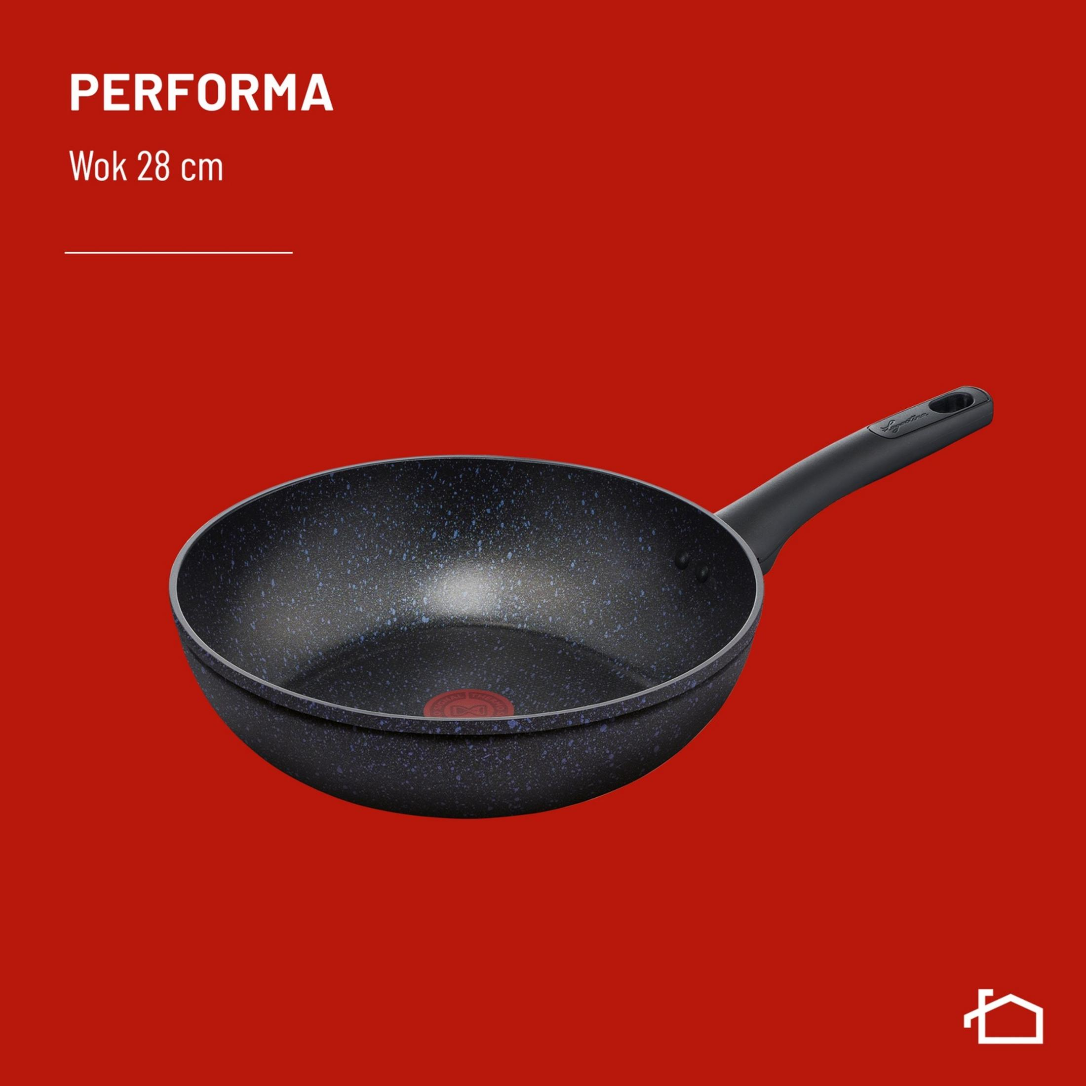 Un wok negro de 28 cm con mango negro sobre fondo rojo.