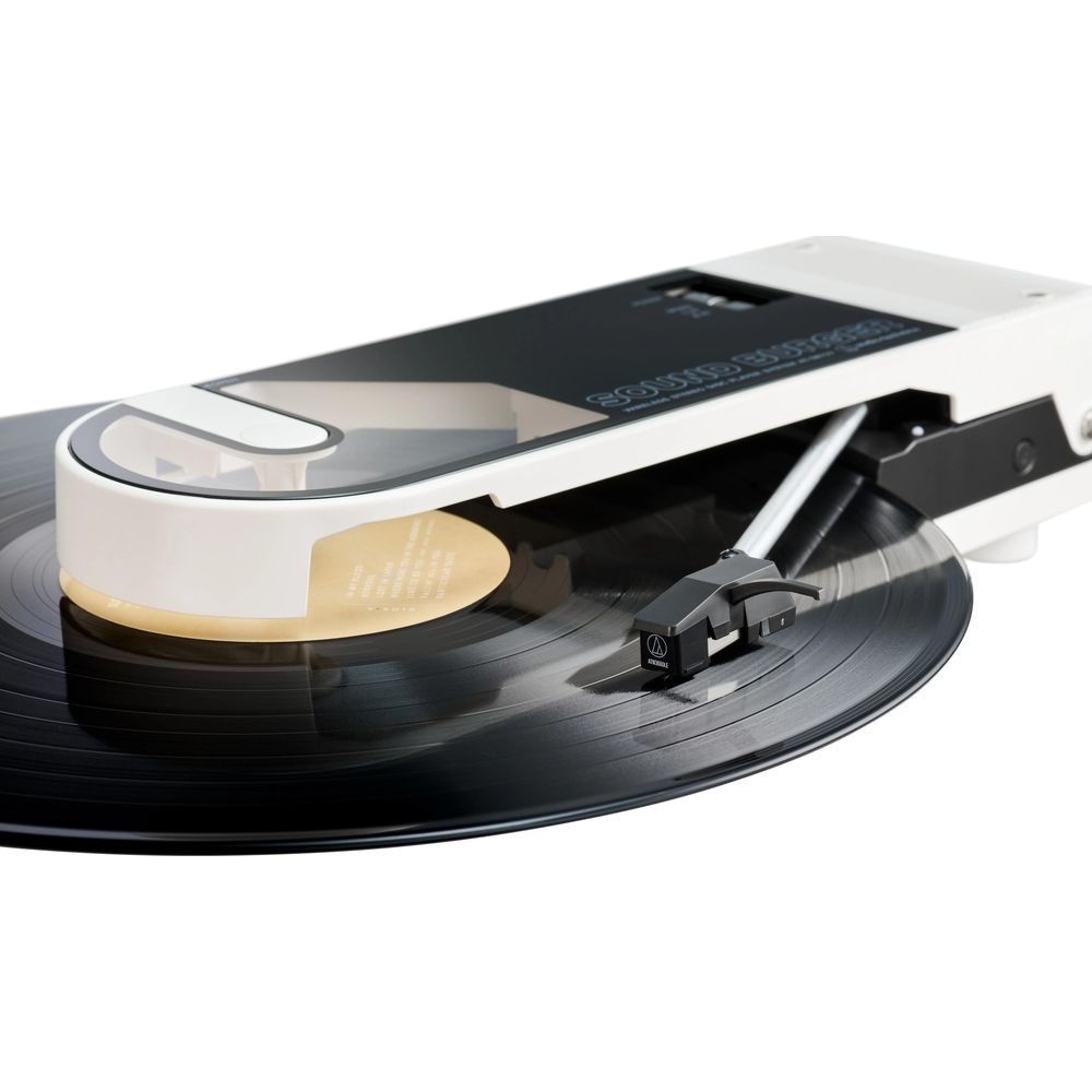 Un giradischi con un ago su un disco in vinile nero.
