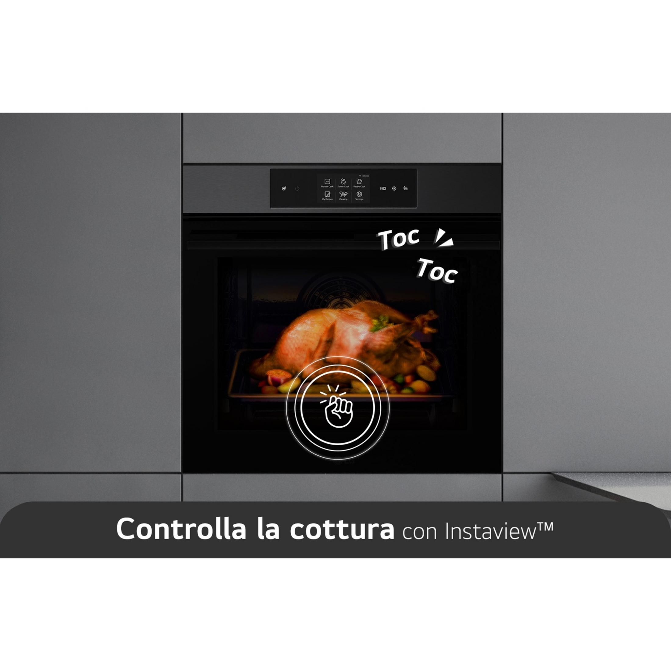 Un pavo asado reposa en una bandeja con verduras dentro de un horno.