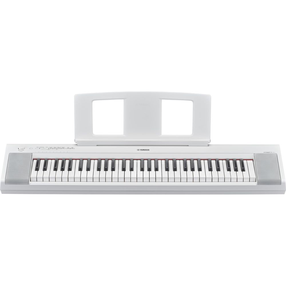 Un pianoforte digitale Yamaha bianco con leggio, su sfondo bianco.