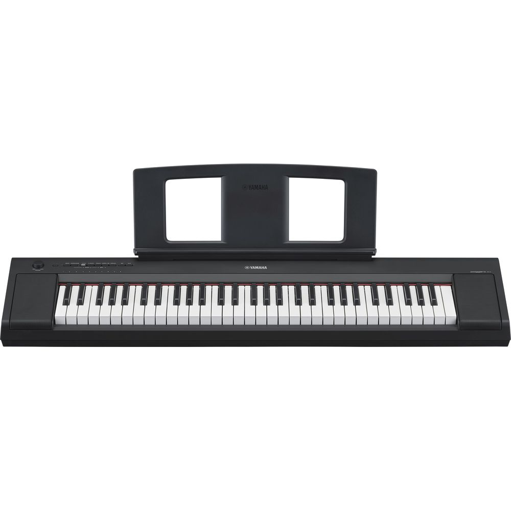 Ein schwarzes Yamaha Digitalpiano mit Notenpult, isoliert auf weißem Hintergrund.