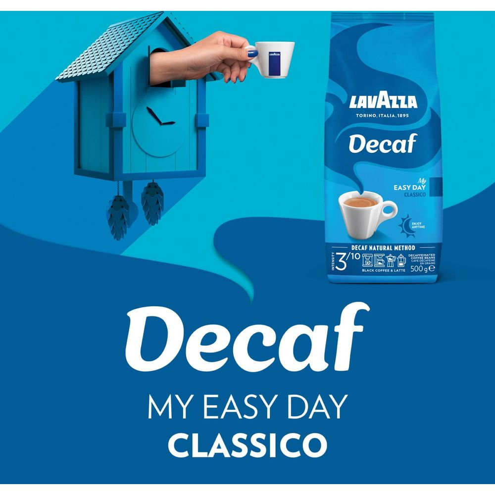 Lavazza Decaf Kaffee: Ein blauer Vogelhaus-Anhänger hält eine Tasse Kaffee.