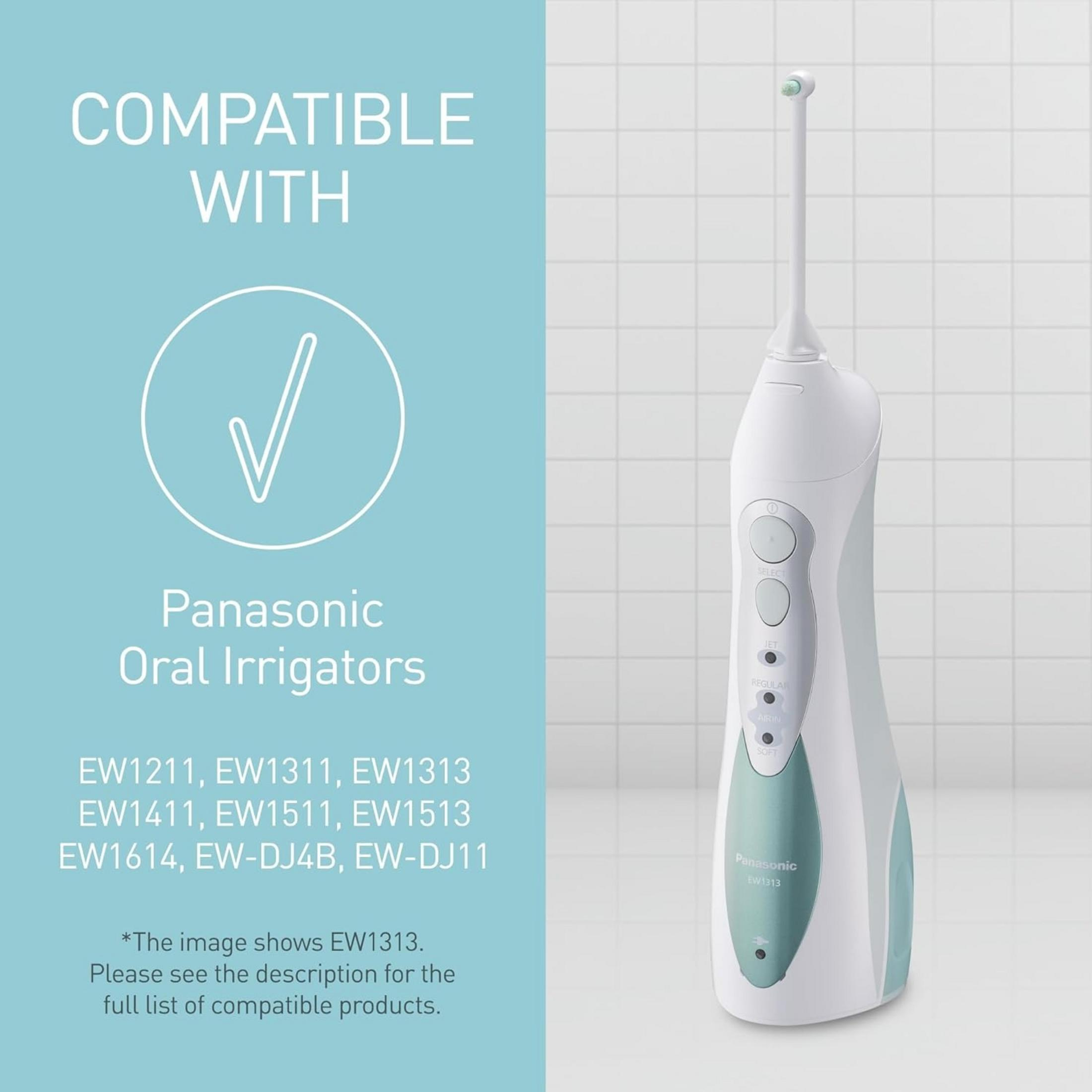 Un irrigateur buccal Panasonic EW1313 sur fond blanc carrelé.