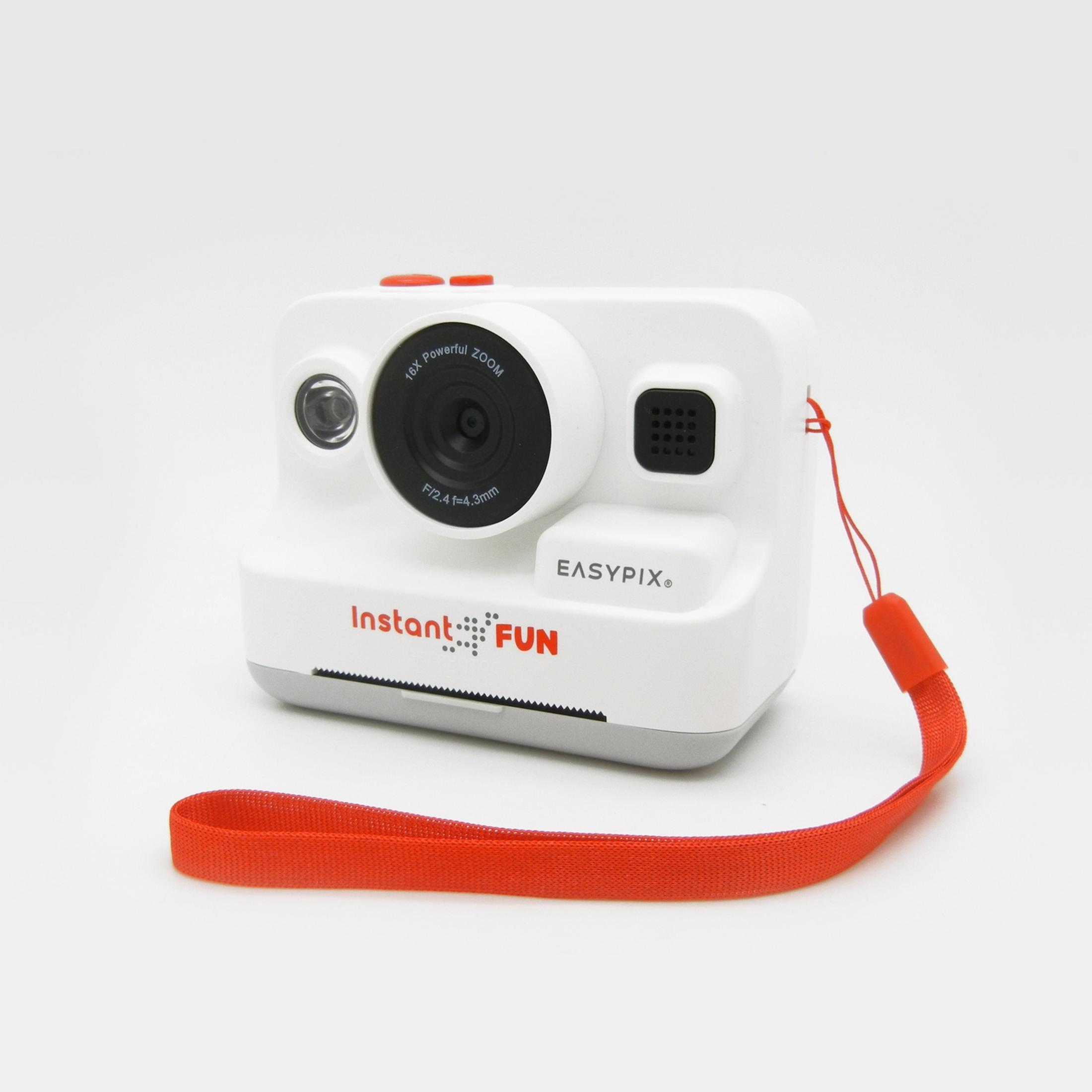 Una fotocamera istantanea bianca con cinturino e obiettivo arancioni.