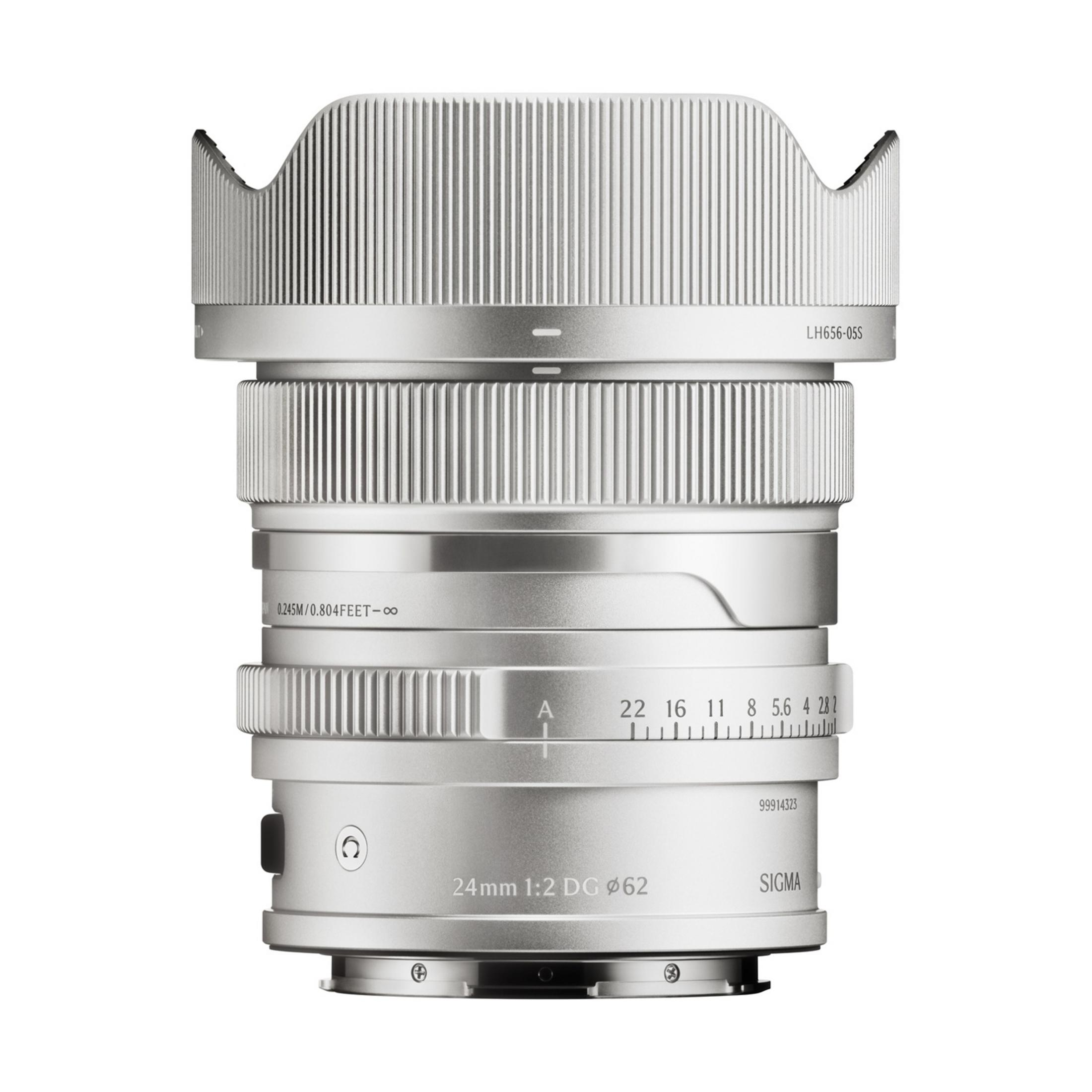 Obiettivo per fotocamera argentato con ghiera dei diaframmi e ghiera di messa a fuoco.