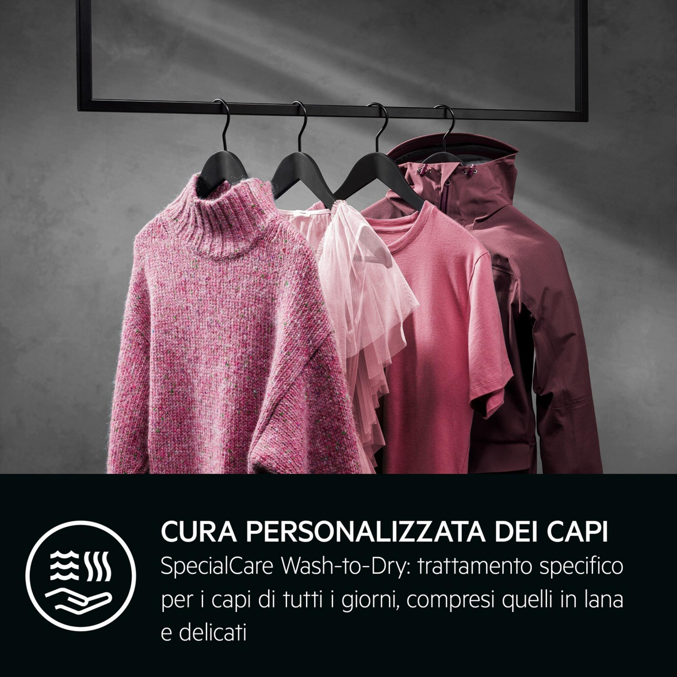 Tre capi di abbigliamento appesi: un maglione, un vestito e una giacca.