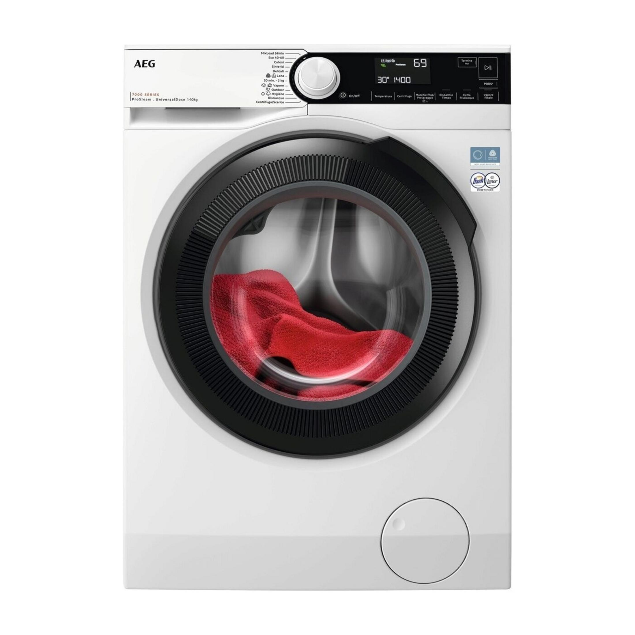 Eine weiße AEG Waschmaschine mit rotem Stoff in der Trommel.