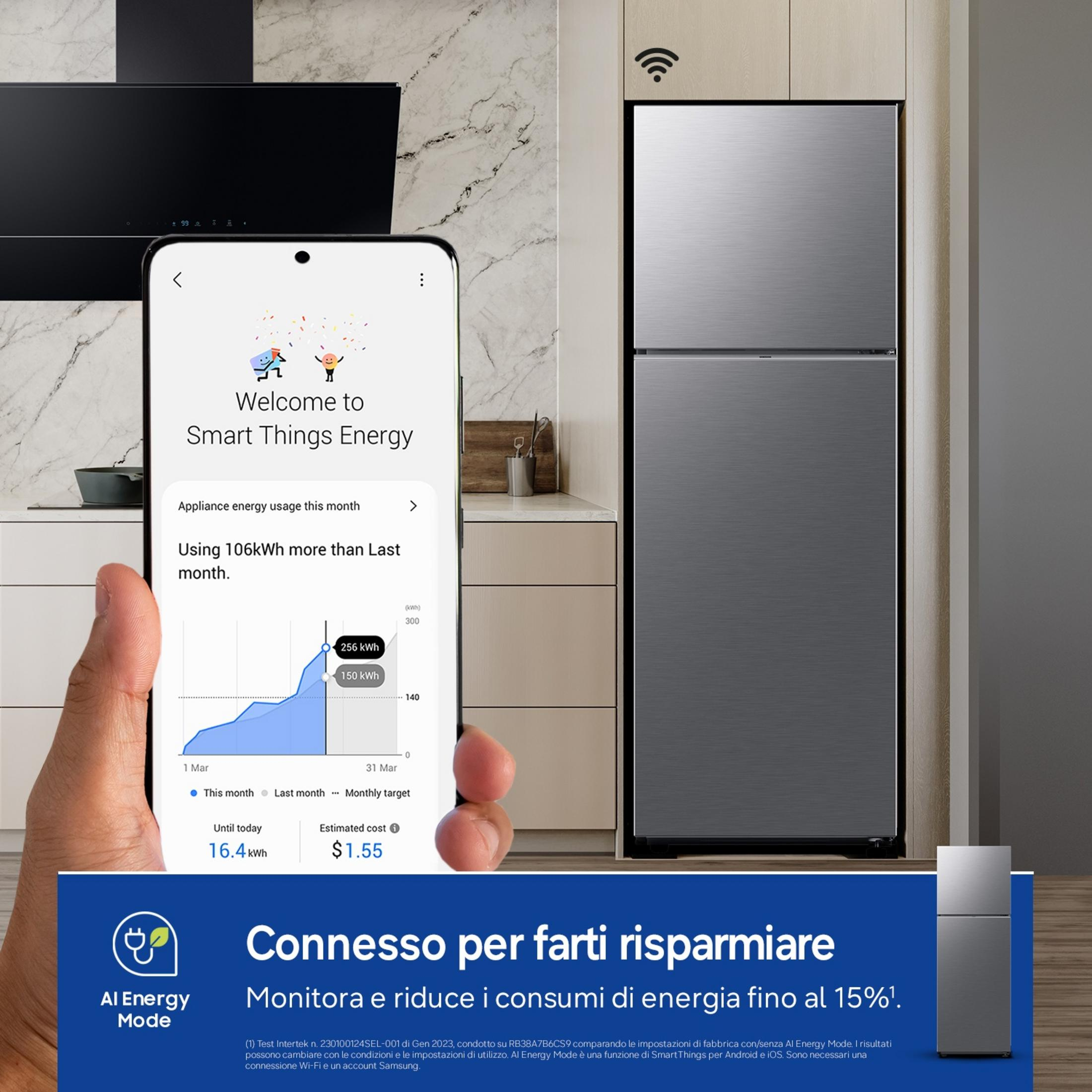 Uno smartphone mostra un frigorifero e dati di consumo energetico sul suo schermo.