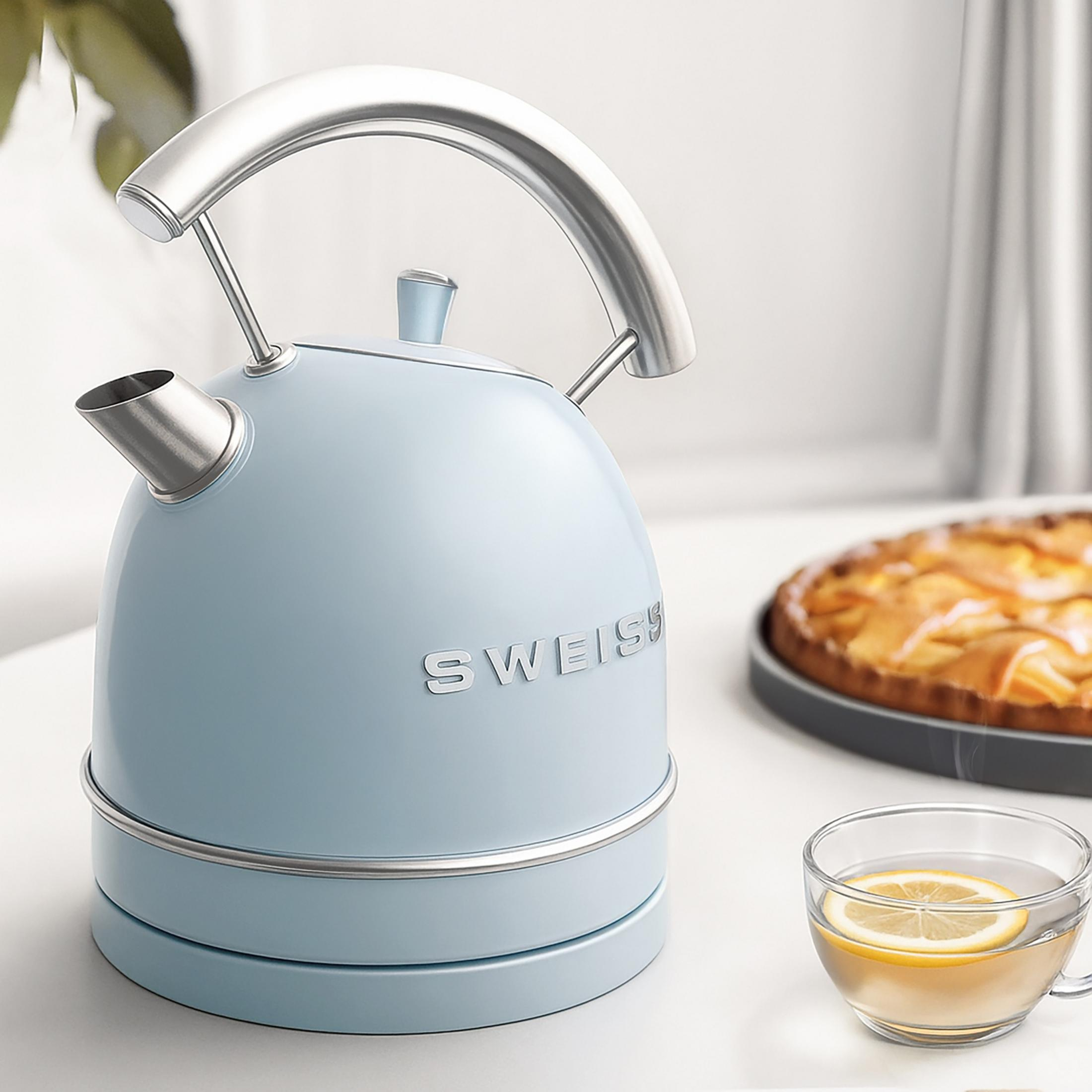 Ein hellblauer Wasserkocher mit silbernem Griff steht neben einem Apfelkuchen und einer Tasse Tee.