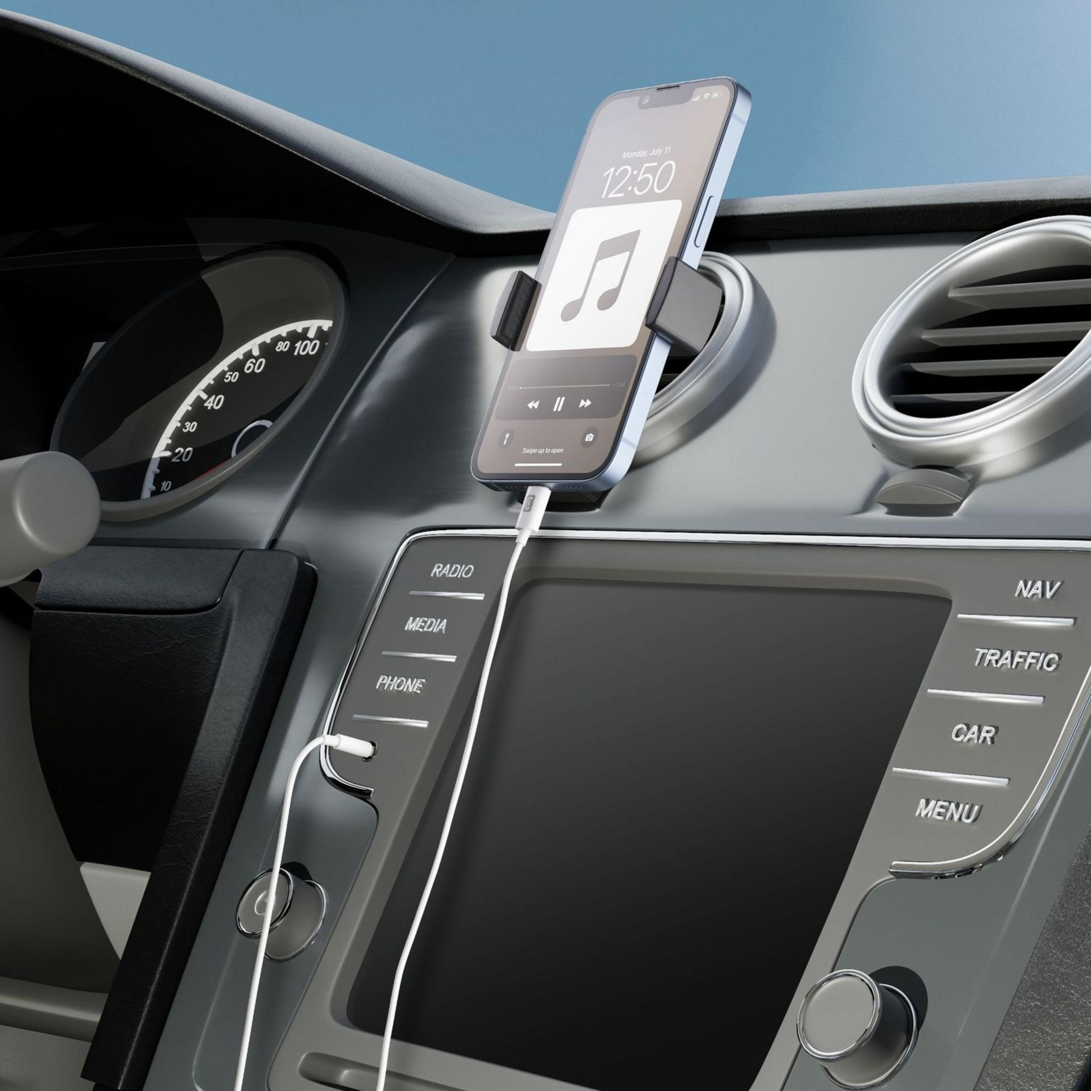 Ein Smartphone in einer Autohalterung, das über ein Kabel mit dem Infotainmentsystem verbunden ist.