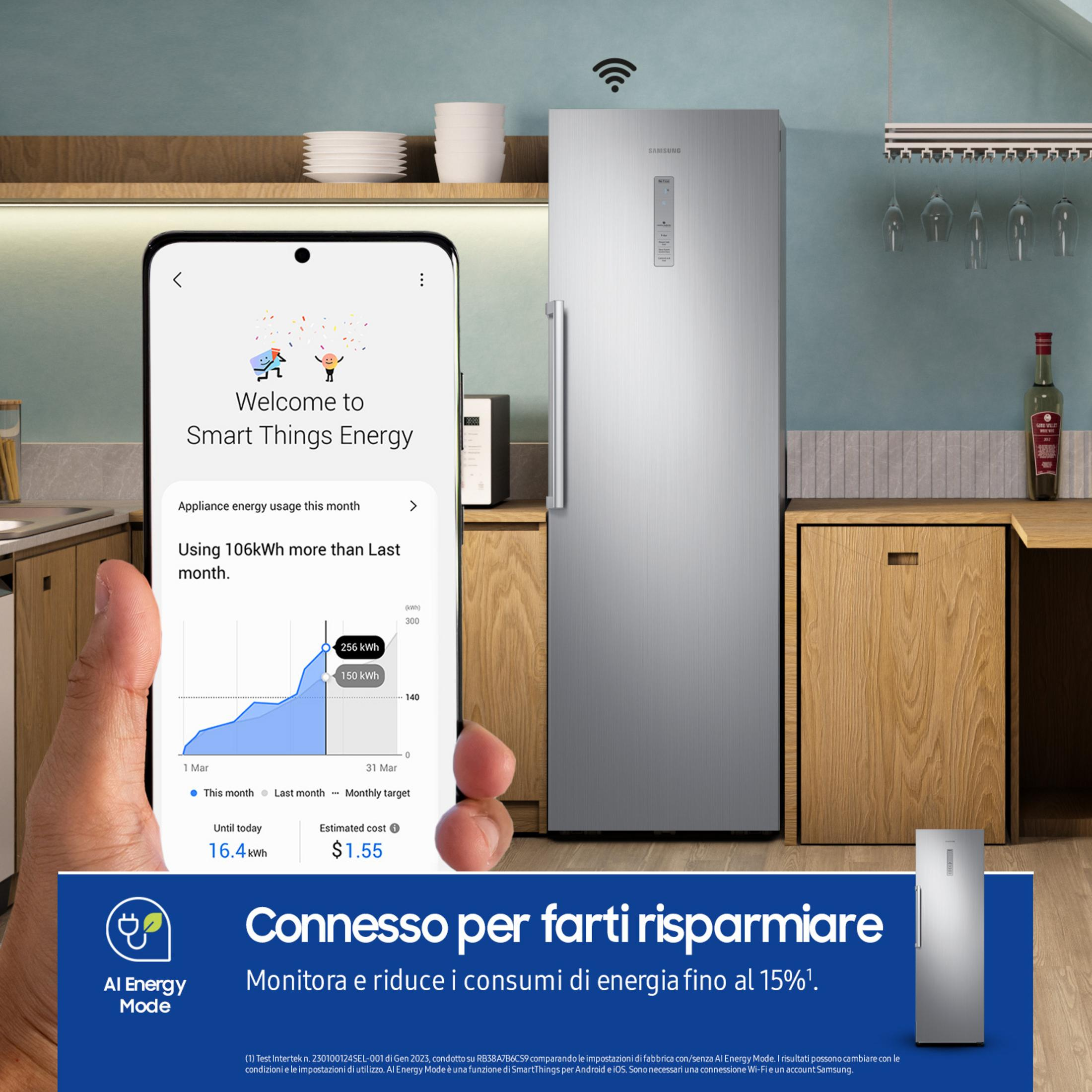 Cucina con frigorifero Samsung e telefono che mostra il consumo energetico.