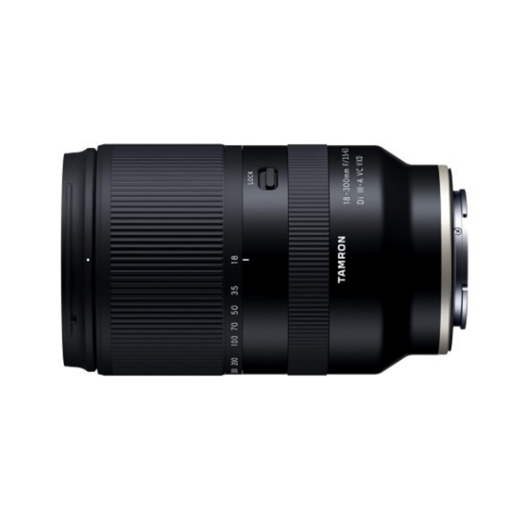 Objectif Tamron noir avec bague de zoom et marquages 18-300mm.
