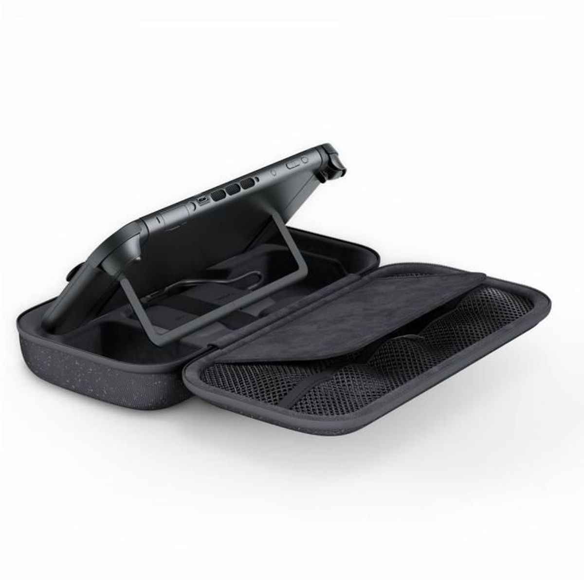 Ein schwarzes Gaming-Gerät steht aufrecht in einer geöffneten schwarzen Tasche mit Netzfächern.