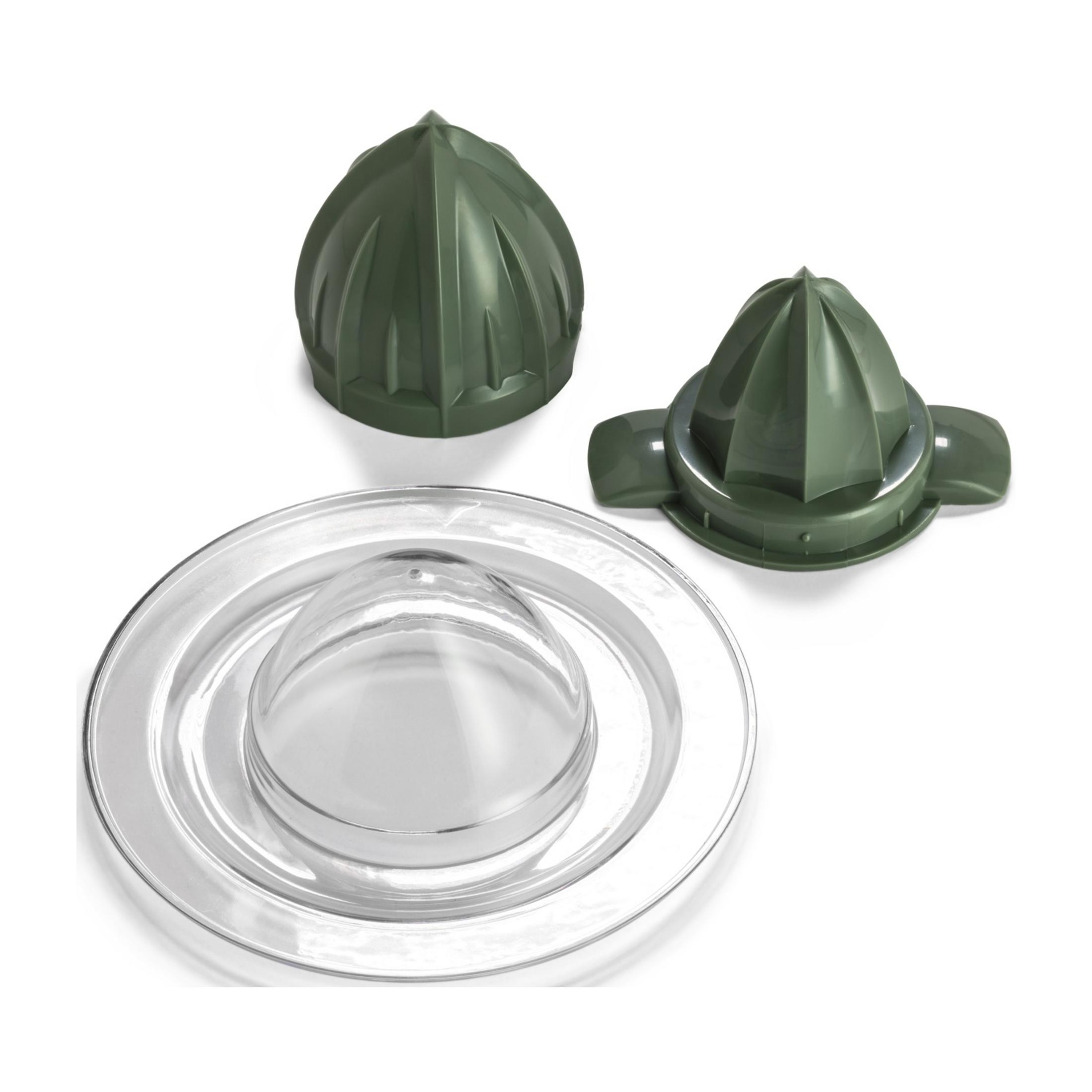Accessorio spremiagrumi verde e contenitore in vetro su sfondo bianco.