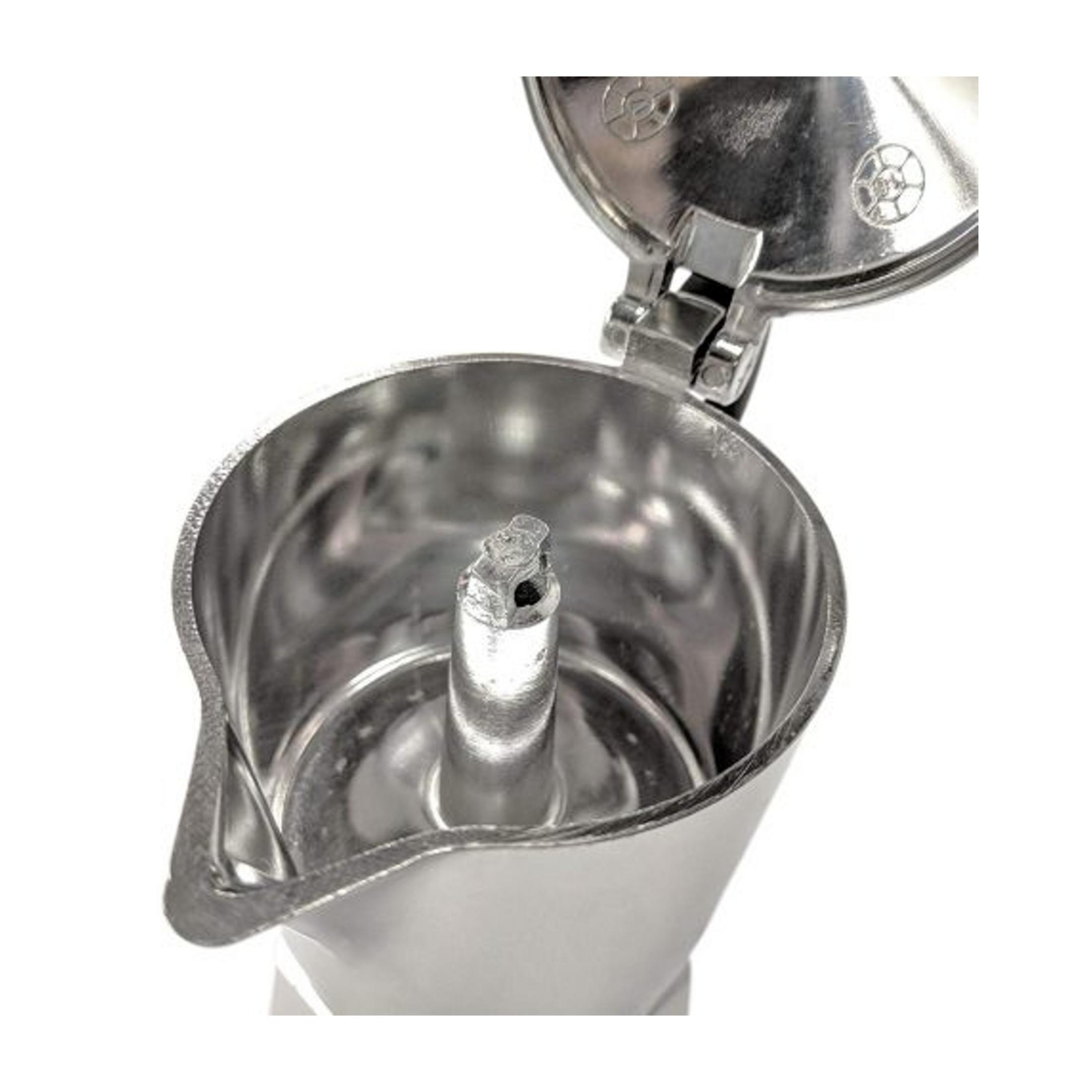 Primo piano di una moka argentata con coperchio aperto, che mostra la parte superiore del tubo.