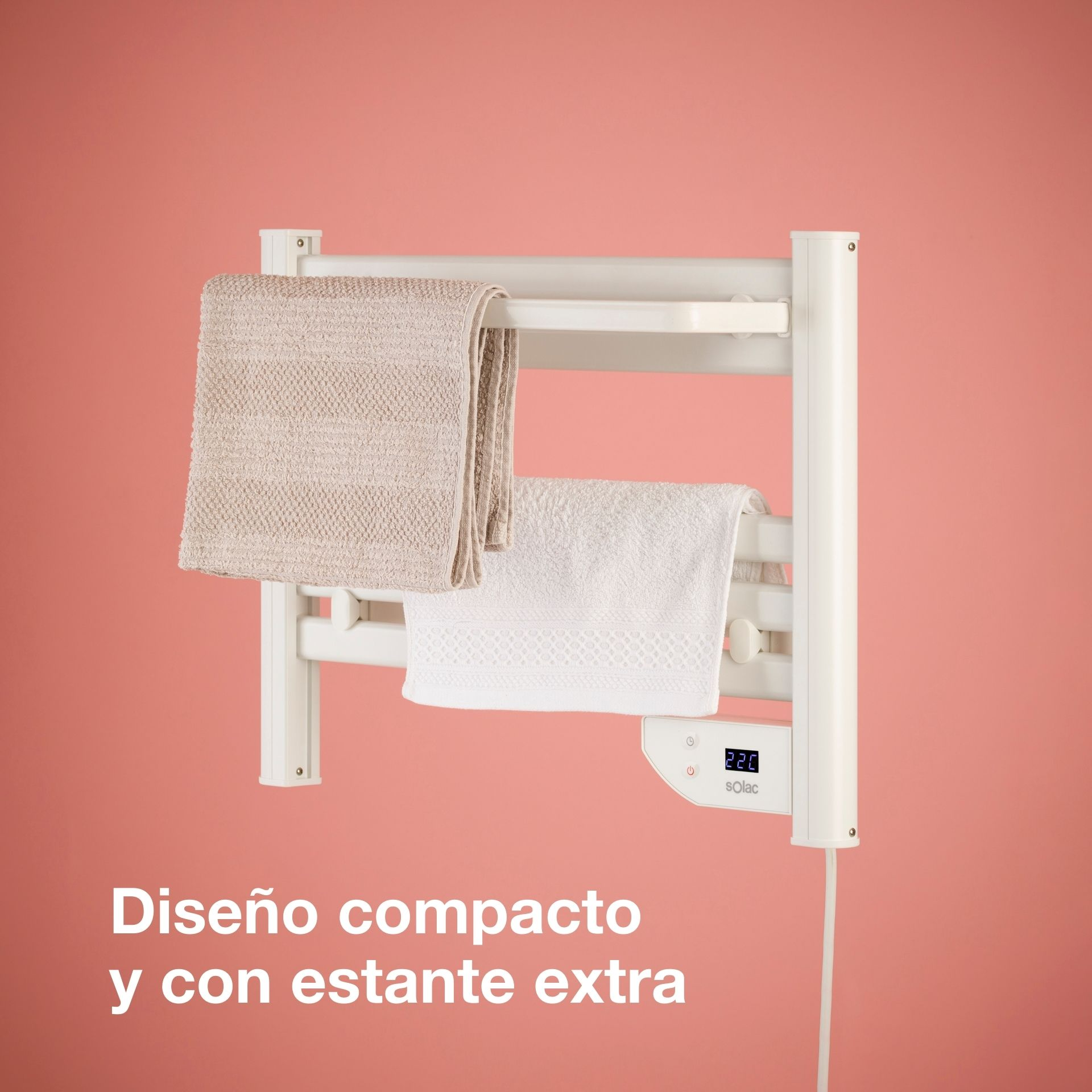 Un toallero eléctrico blanco con dos toallas, una beige y otra blanca.