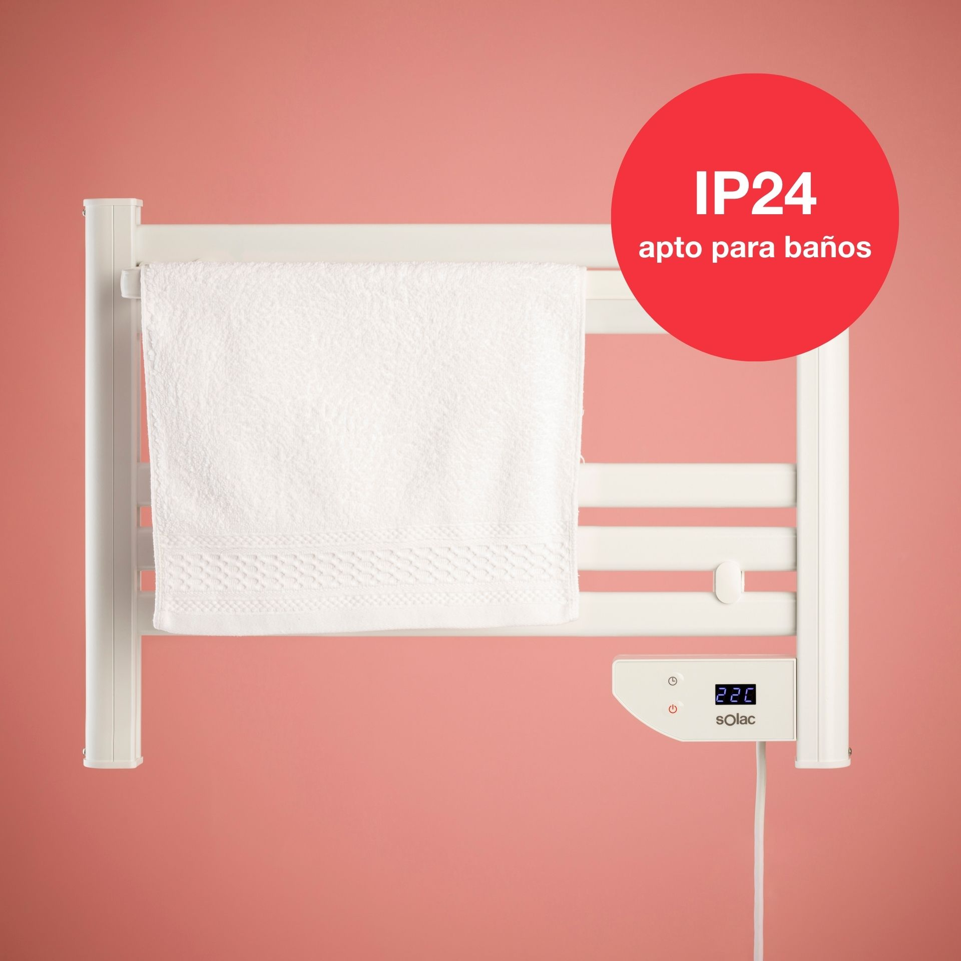 Un toallero eléctrico blanco con toalla blanca, fondo coral. Clasificación IP24.