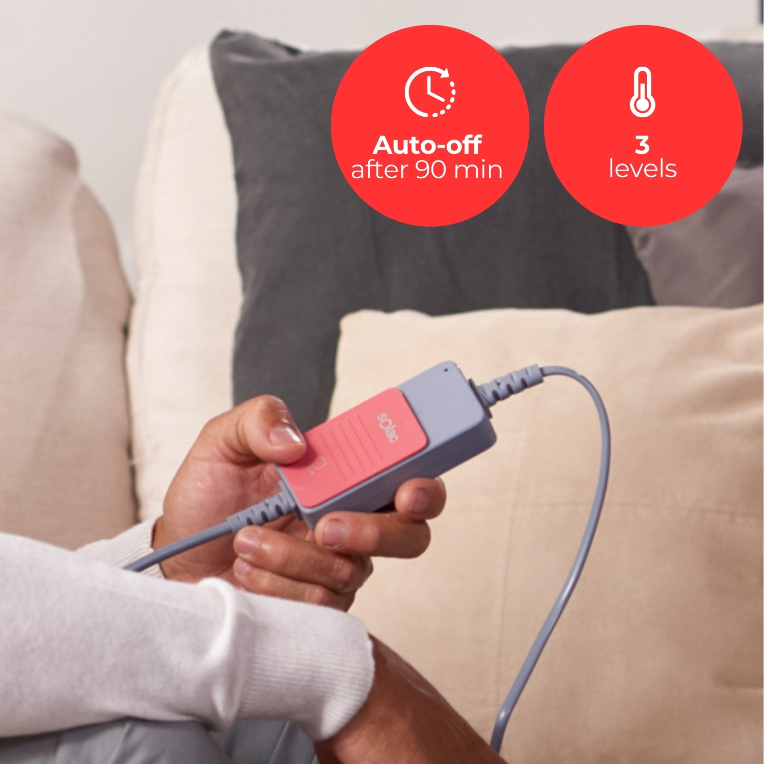 Persona sosteniendo un dispositivo rosa y gris con cable, 3 niveles, apagado auto.