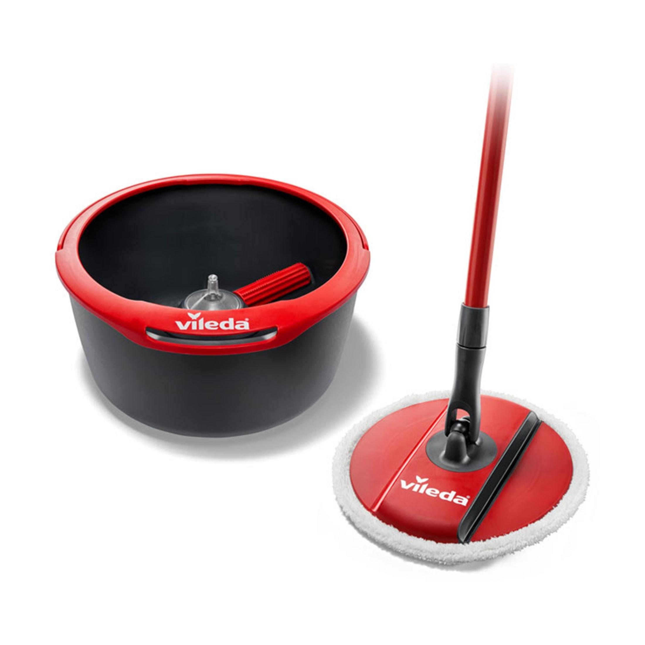 Un secchio Vileda rosso con inserto nero e un mop rosso con bordo bianco.