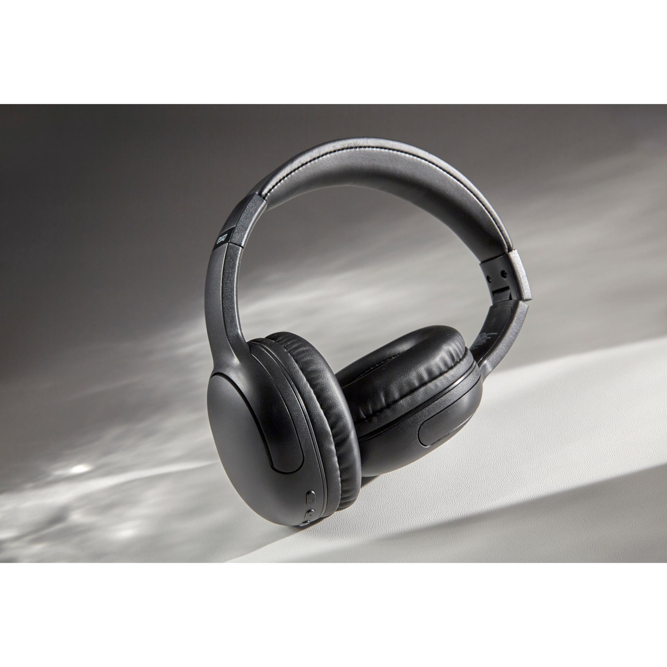 Auriculares negros con almohadillas acolchadas y diadema ajustable sobre superficie clara.