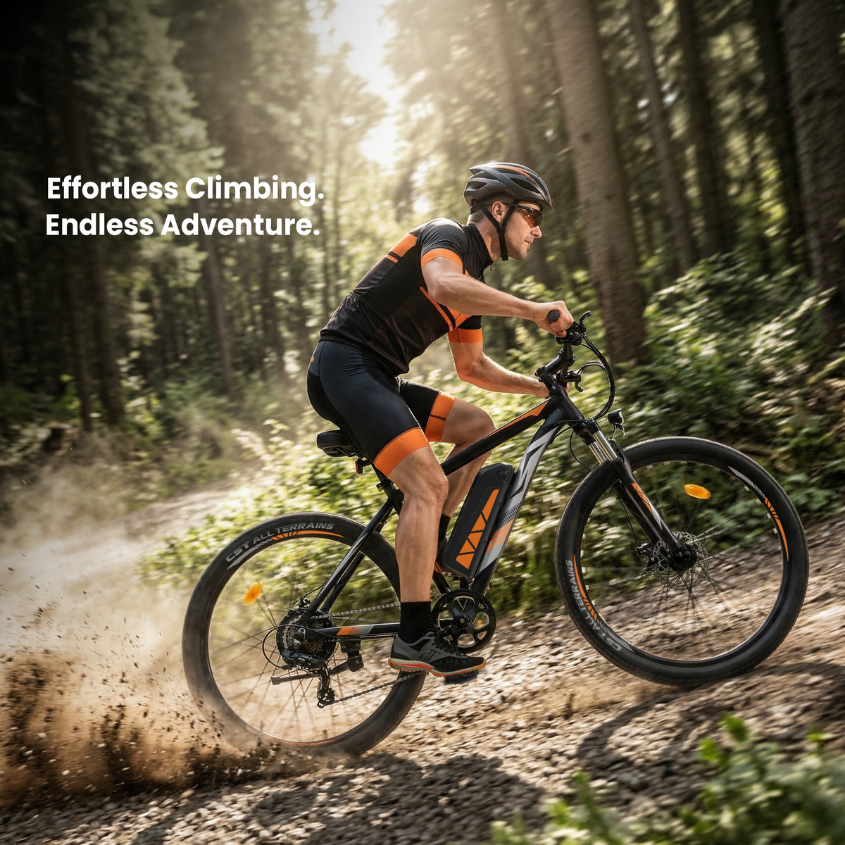 Ein Mann fährt mit einem E-Bike auf einem Waldweg, Staub wirbelt auf.
