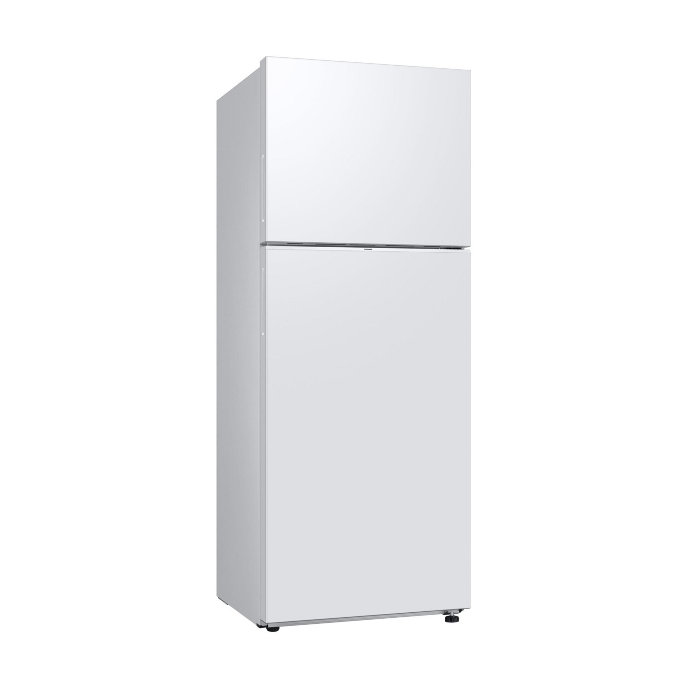 Un refrigerador blanco de dos puertas sobre fondo blanco.