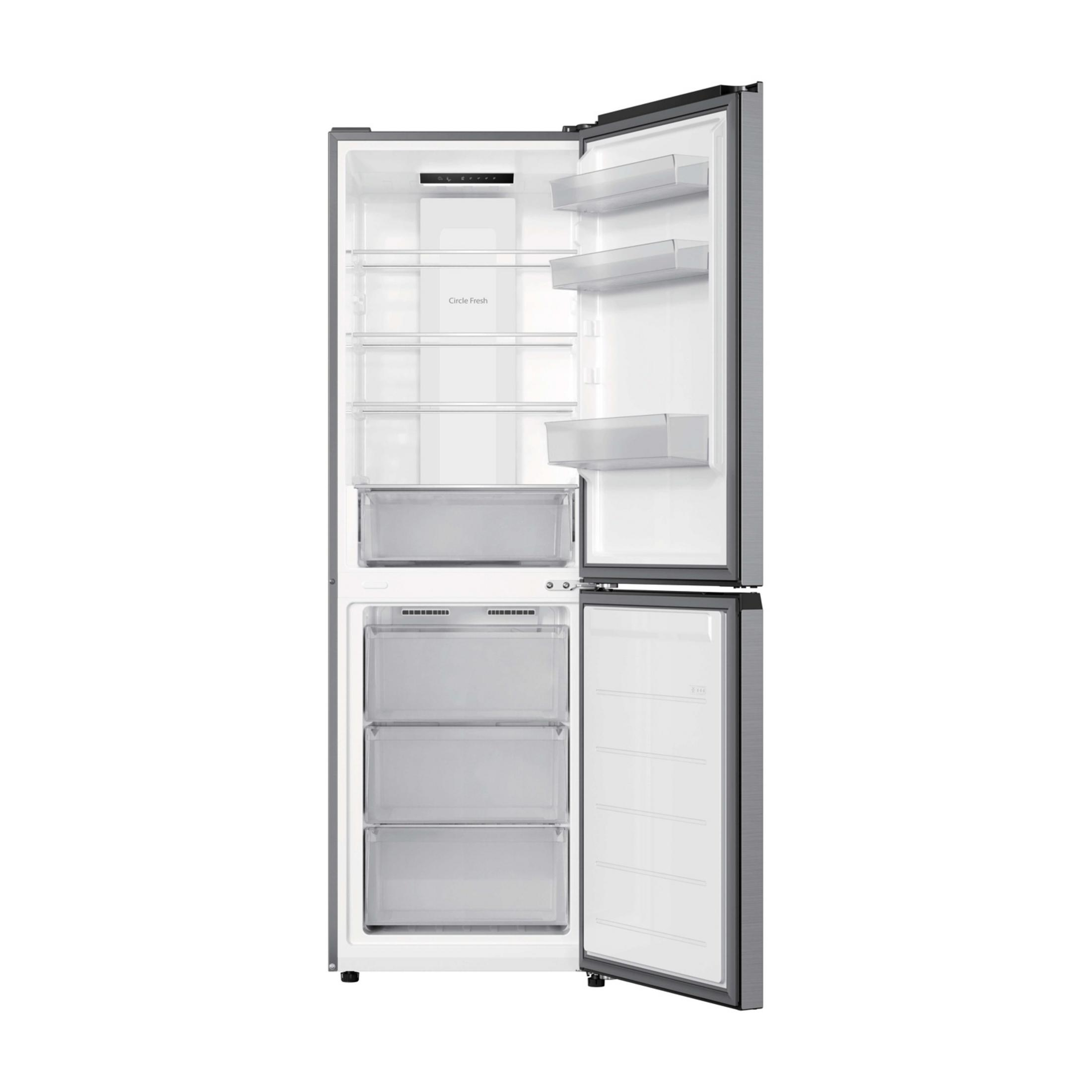 Un refrigerador vacío y abierto con múltiples estantes y cajones.