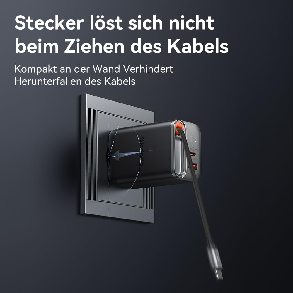 Ein schwarzer Netzstecker mit zwei USB-Ports steckt in einer grauen Wandsteckdose.