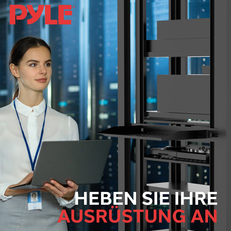 Frau mit Laptop vor Server-Racks. PYLE Logo oben links.