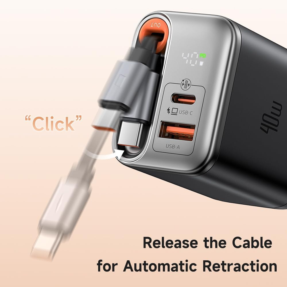 Ein USB-C-Kabel ist in eine schwarze Powerbank mit Digitalanzeige gesteckt.