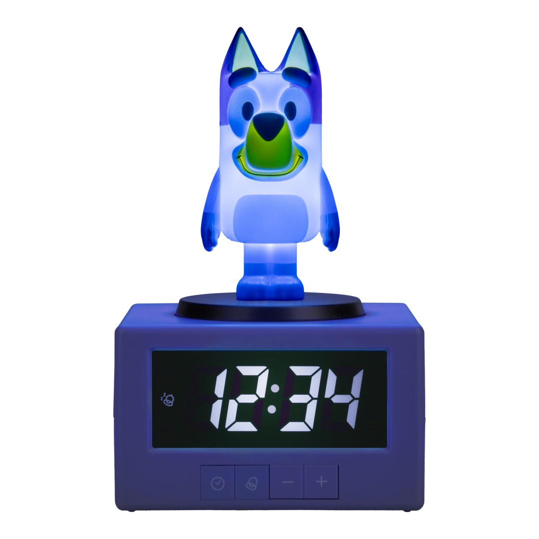 Niebieski budzik z podświetlaną figurką Bluey na górze.