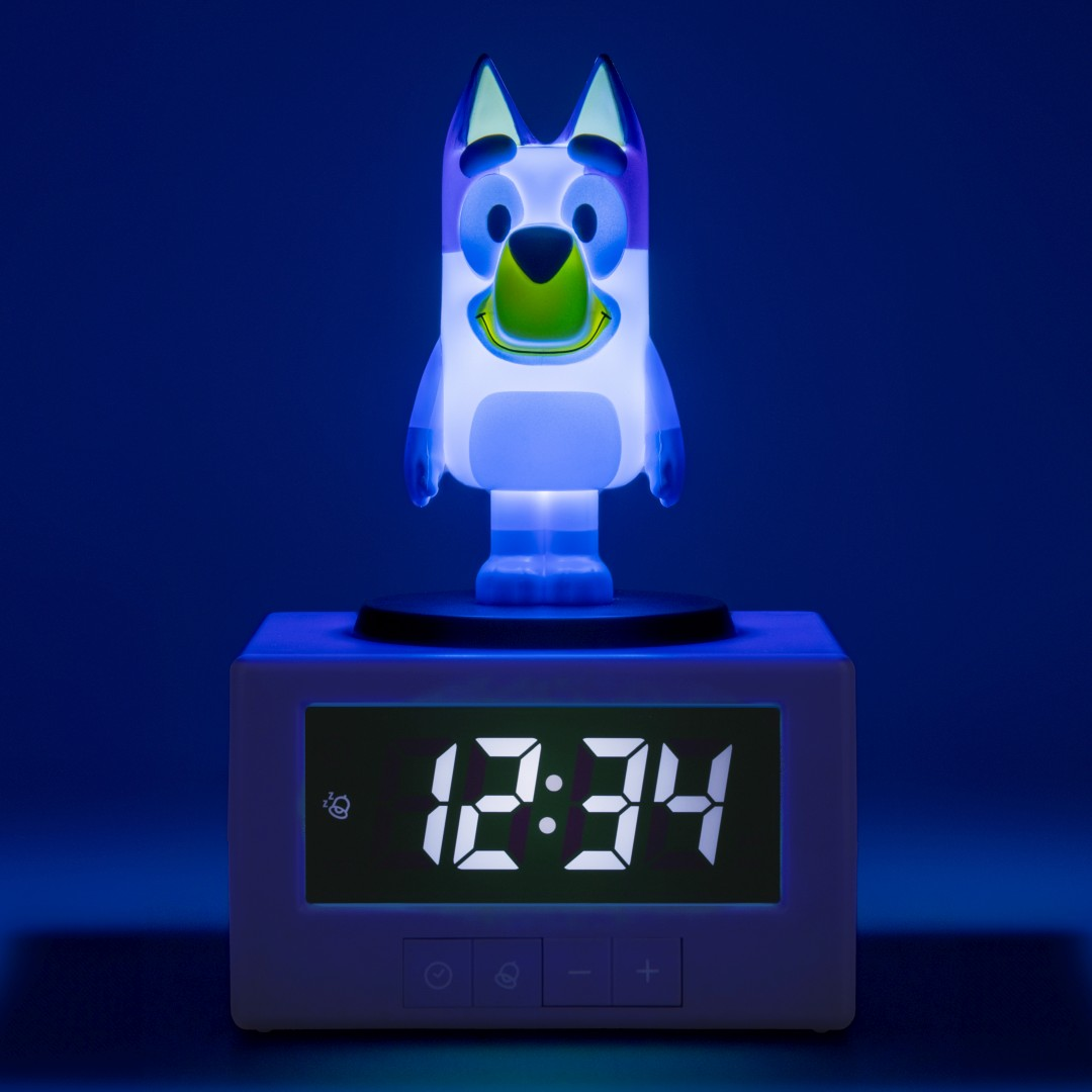 Lampka nocna postaci Bluey stoi na białym zegarze cyfrowym pokazującym 12:34.