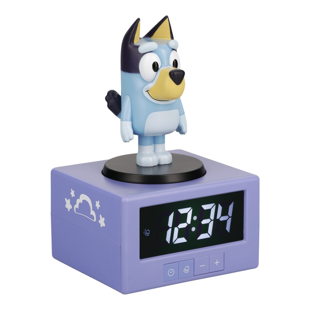 Fioletowy budzik z figurką Bluey, wyświetla 12:34. Chmury i gwiazdy po bokach.