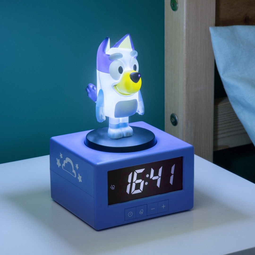 Świecący budzik Bluey stoi na szafce nocnej.