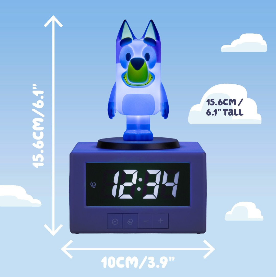 Niebieski świecący budzik z figurką Bluey na górze. Wyświetla 12:34.