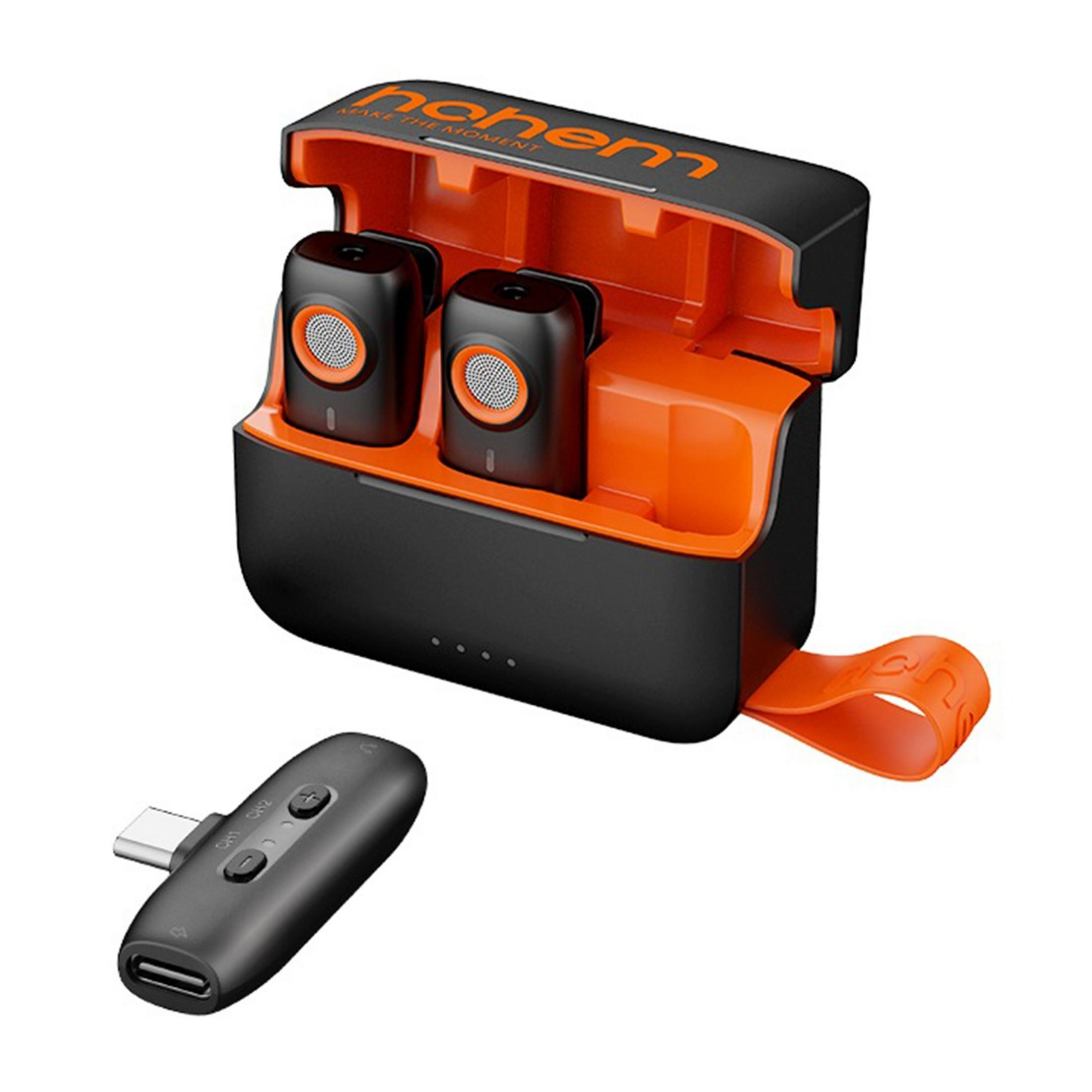 Schwarzes Ladeetui mit zwei schwarzen Mikrofonen und einem USB-C-Sender daneben.