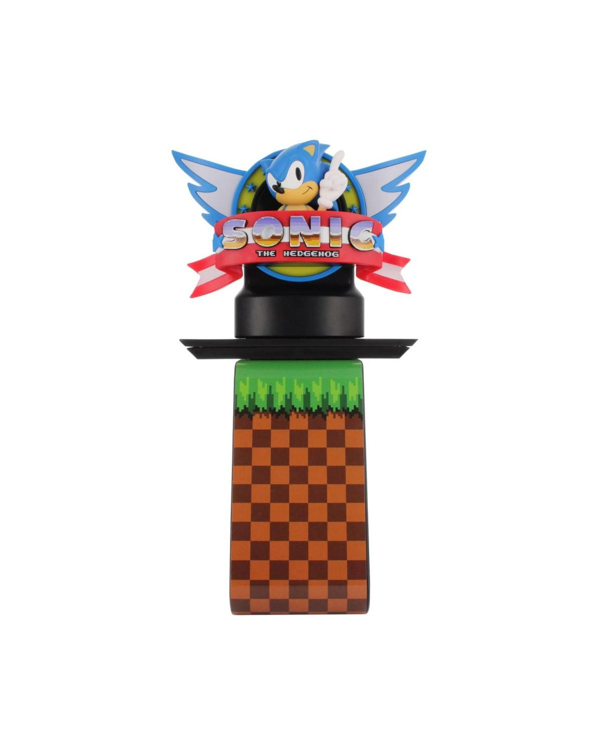 Figurka Sonic the Hedgehog ze skrzydłami i banerem, na brązowej szachownicowej podstawie z zieloną trawą.