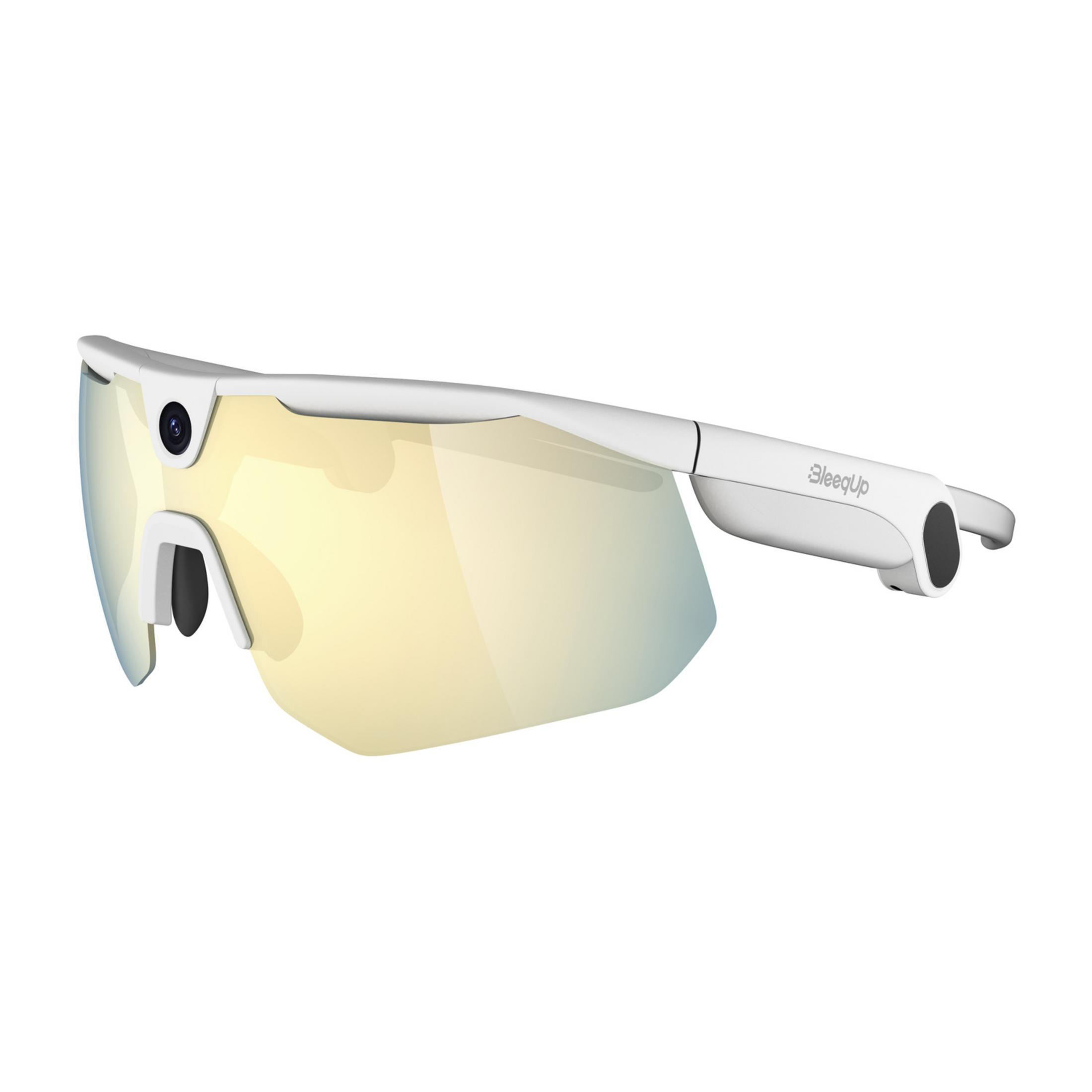 Weiße Sportbrille mit gelben Gläsern und integrierter Kamera.